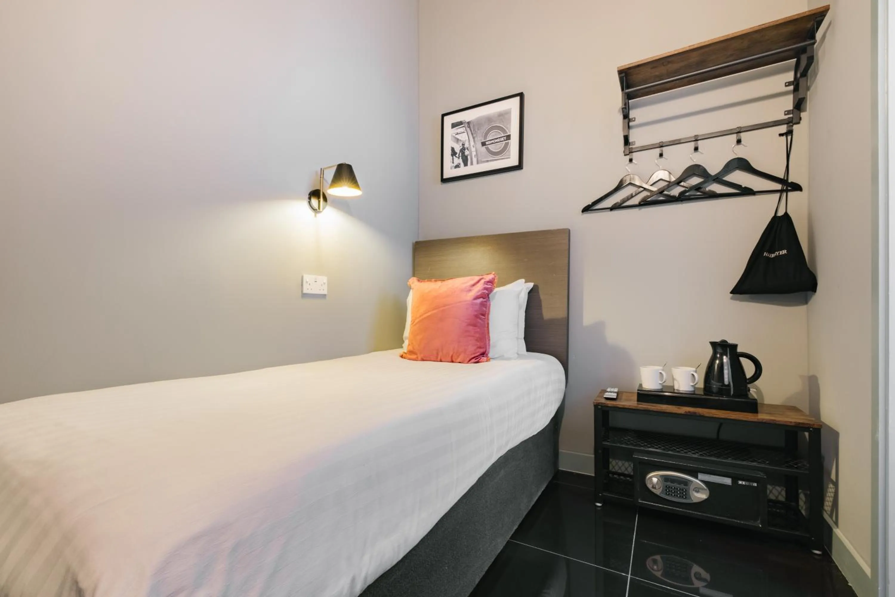 Bedroom in TowerBridge64