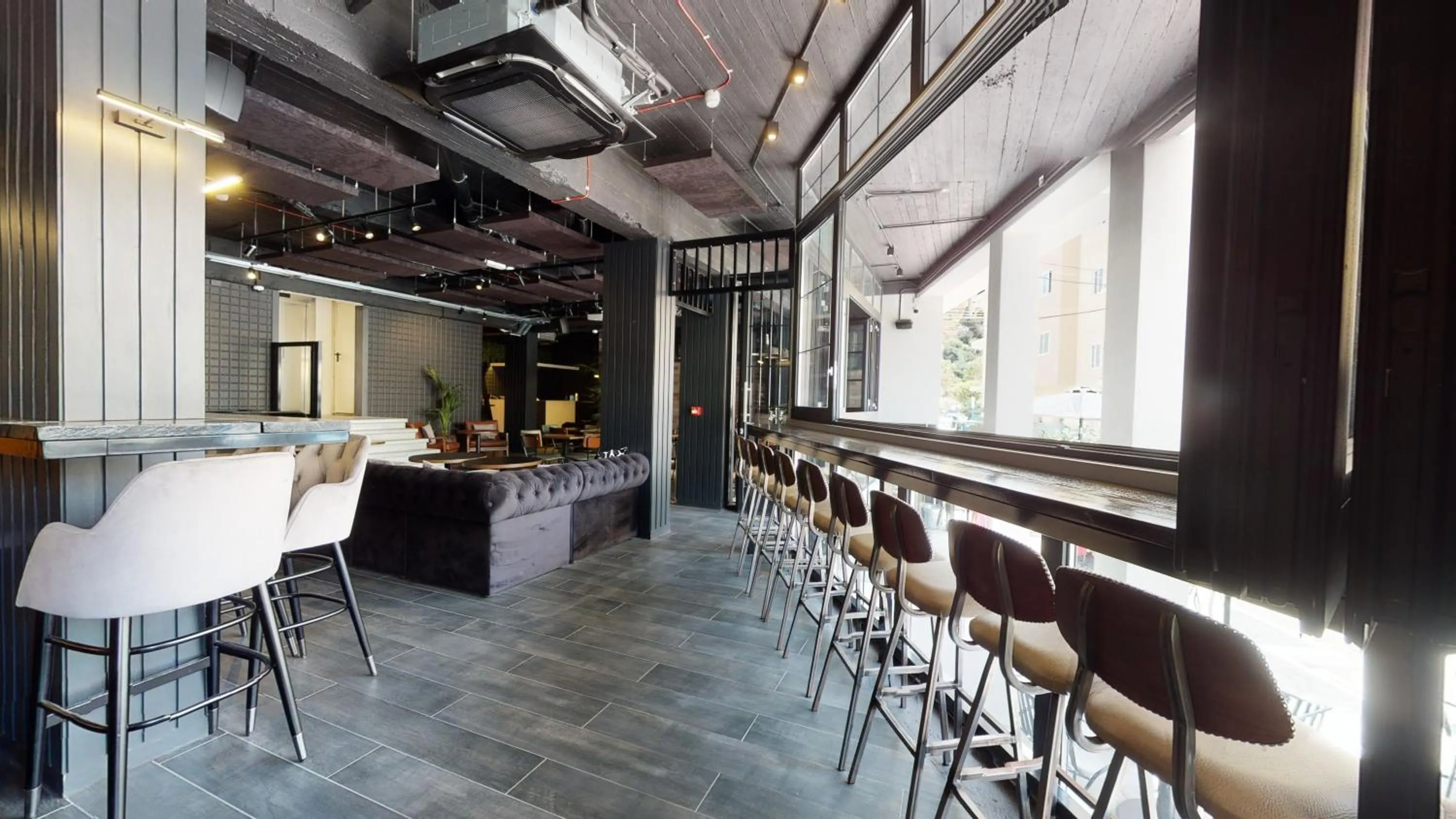 Restaurant/Places to Eat in Ulysses ApartHotel