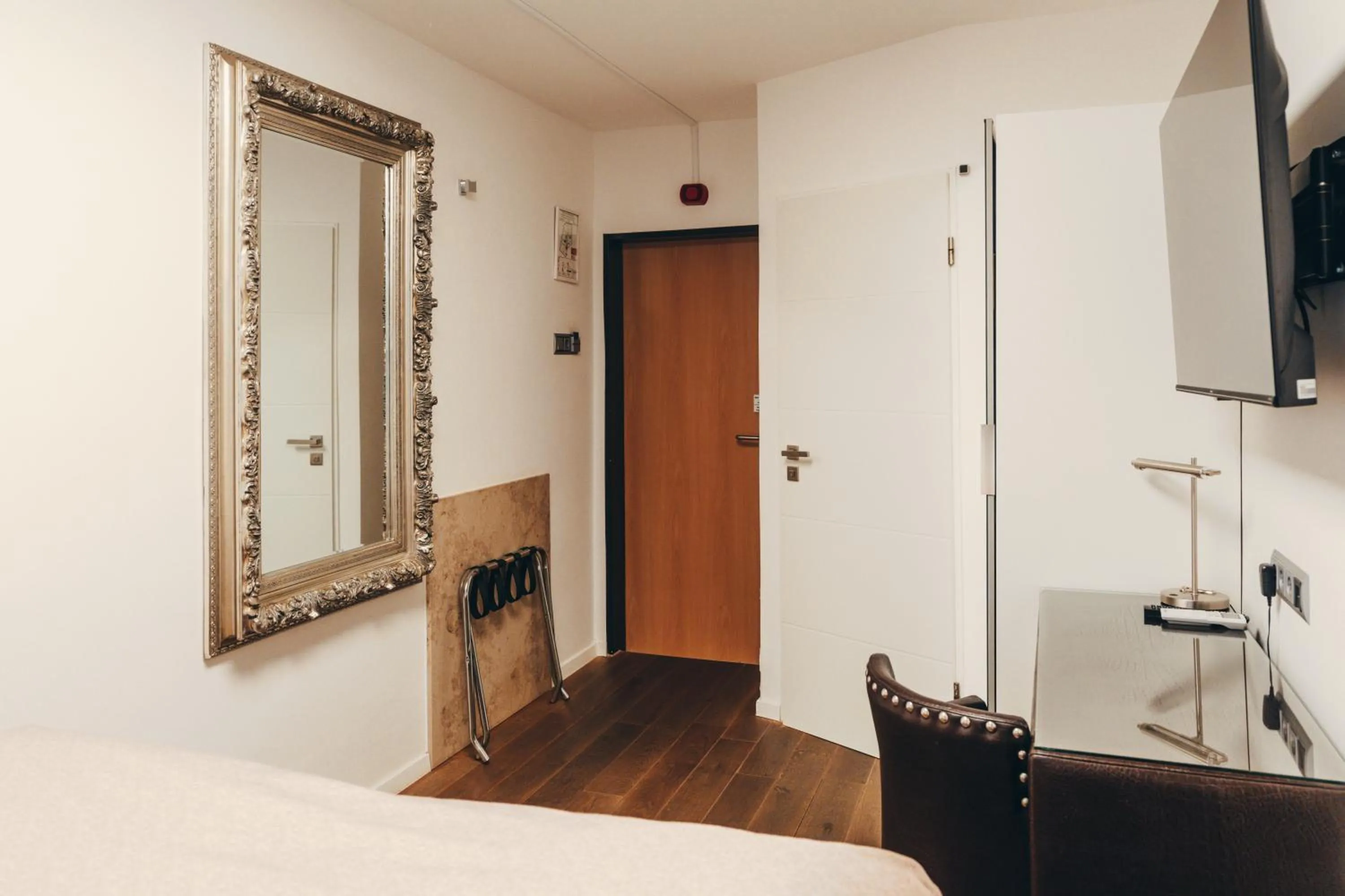 Photo of the whole room, Bed in Boutique Hotel Düsseldorf Berial