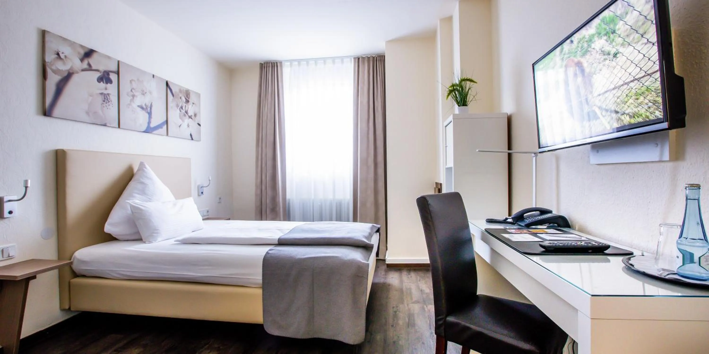 Photo of the whole room, Bed in Hotel Das Kronprinz