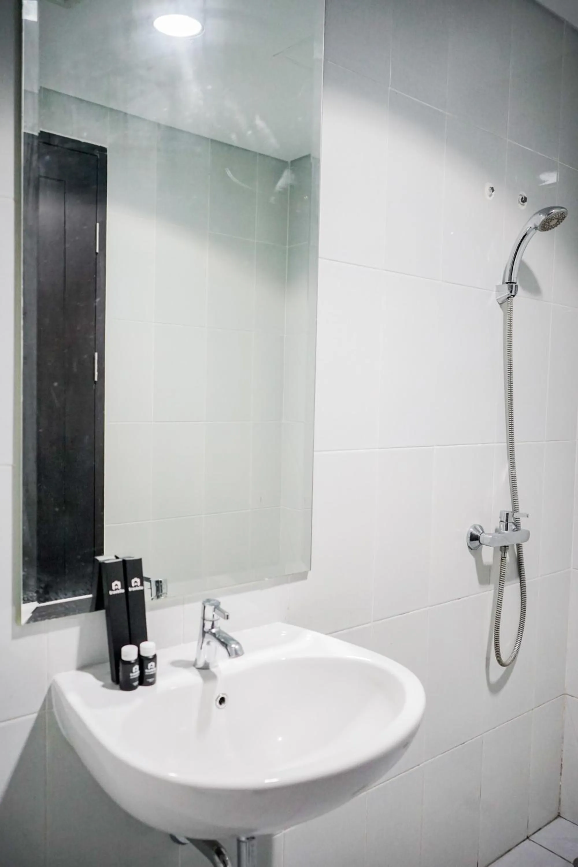 Cozy Minimalist Studio at Casa de Parco Apartment By Travelio