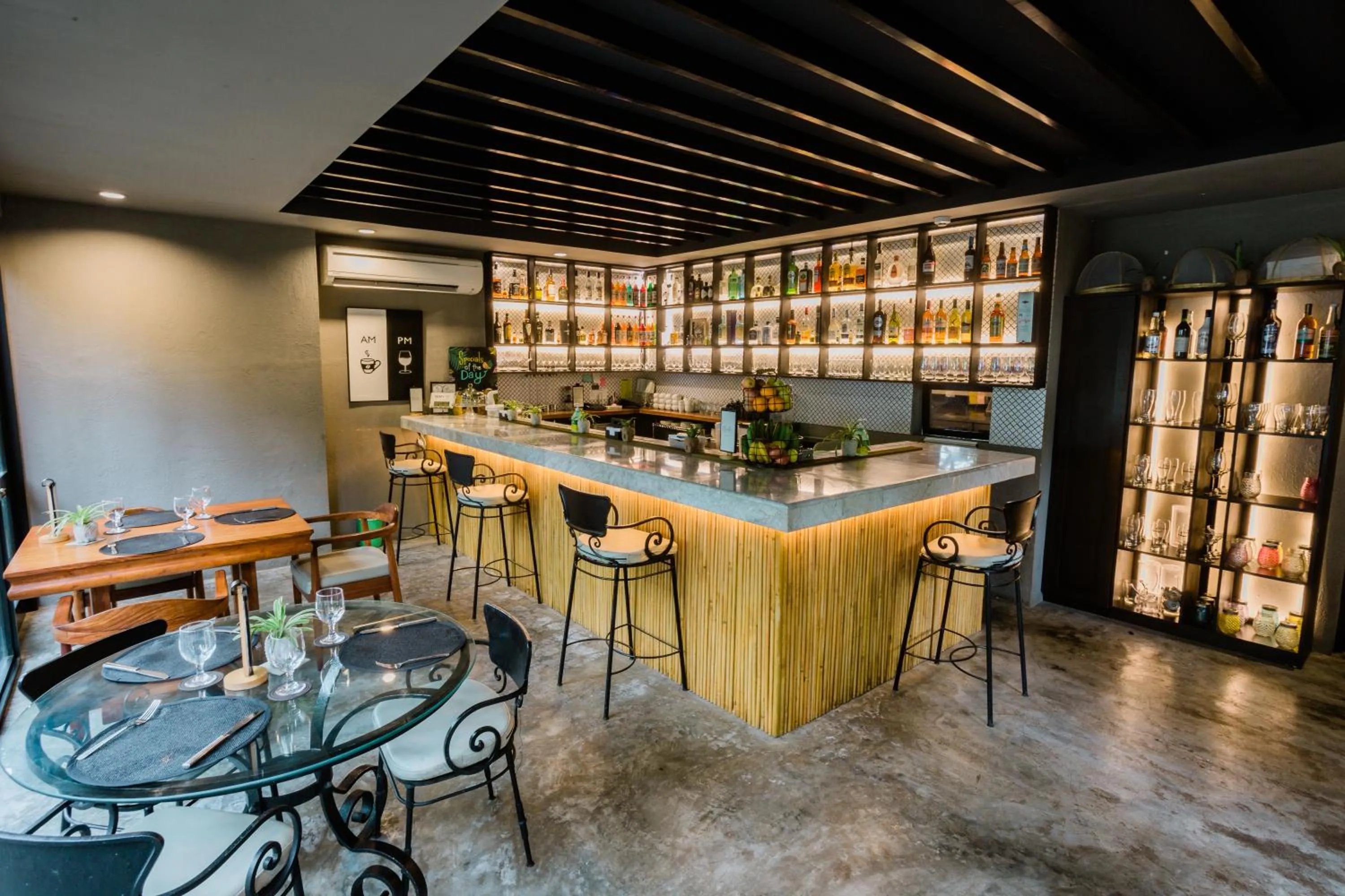 Restaurant/places to eat in The Henry Resort Dumaguete