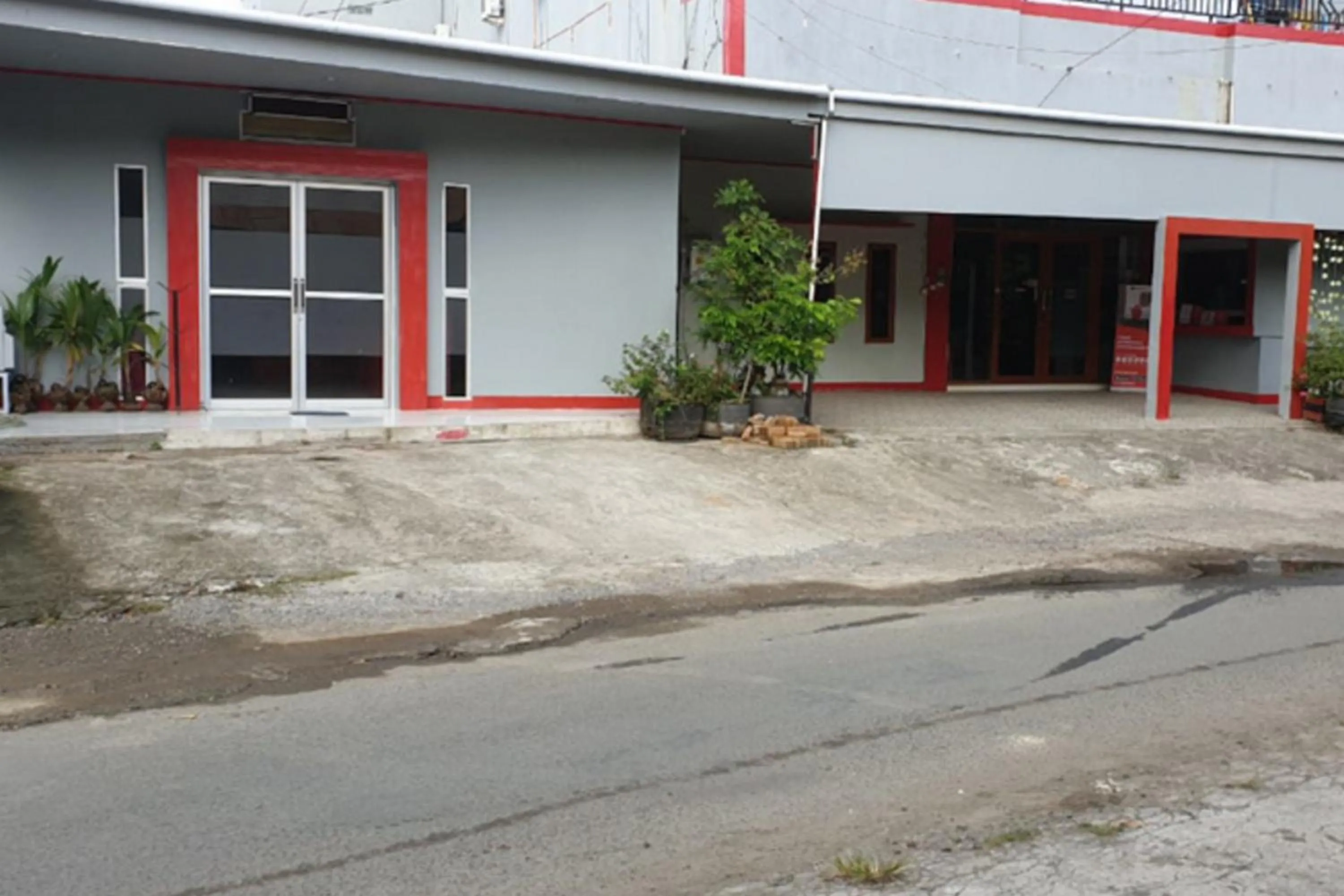 Facade/entrance in RedDoorz @ Hotel Yaki Mamuju