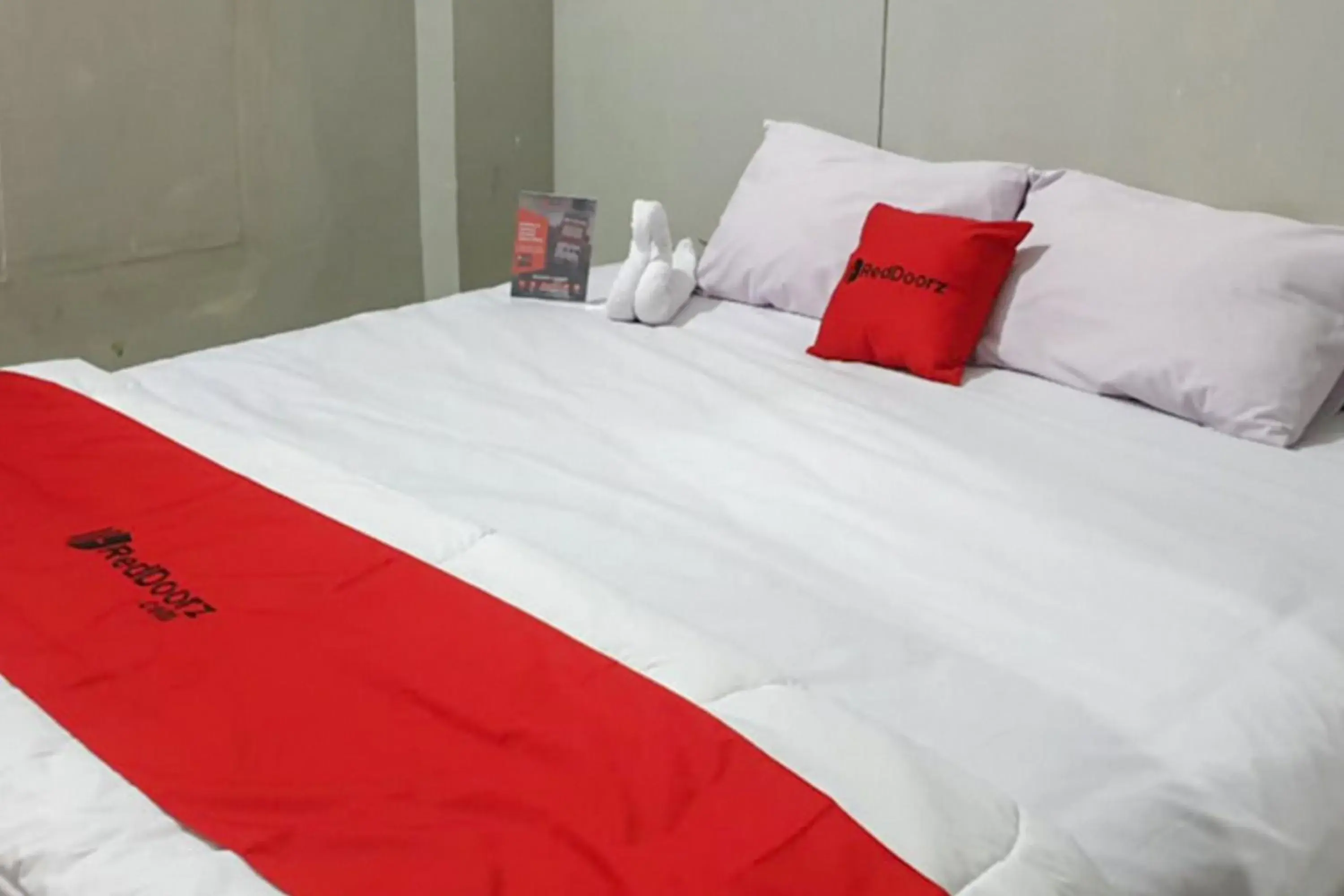 Double Room in RedDoorz @ Hotel Yaki Mamuju Double Room in RedDoorz @ Hotel Yaki Mamuju