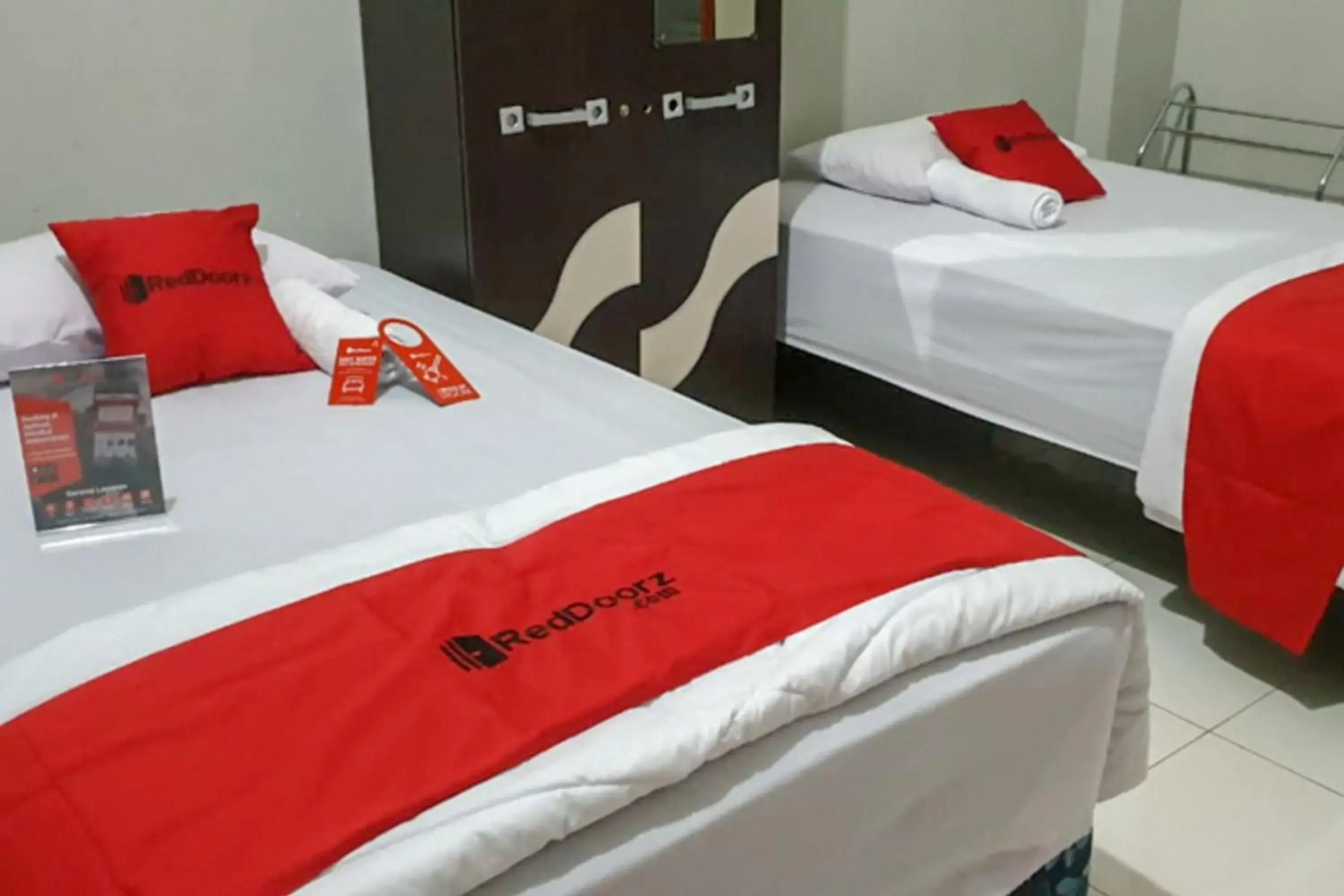 Deluxe Twin Room in RedDoorz @ Hotel Yaki Mamuju Deluxe Twin Room in RedDoorz @ Hotel Yaki Mamuju