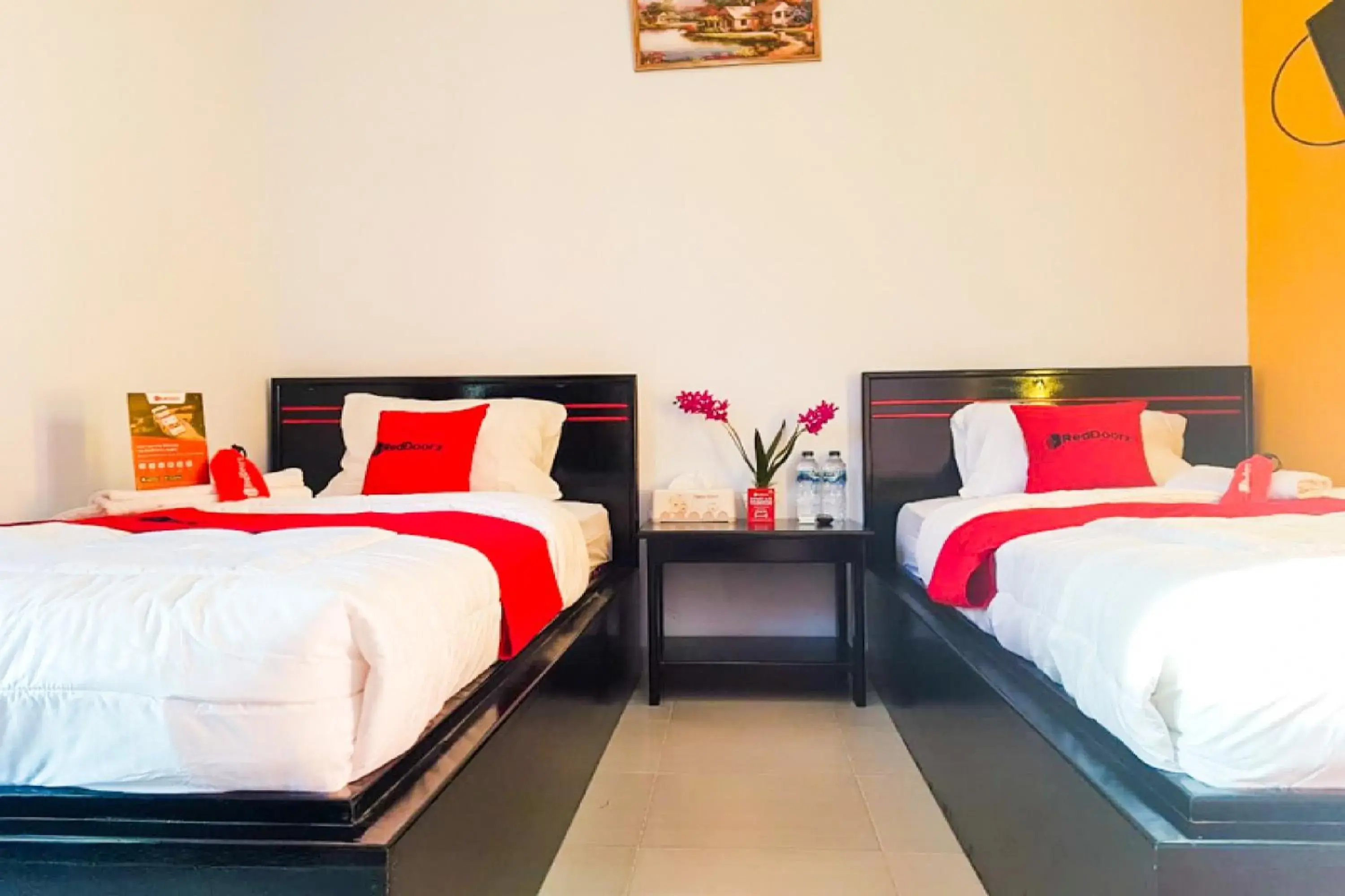 Twin Room in RedDoorz near RSUD Kota Luwuk Twin Room in RedDoorz near RSUD Kota Luwuk