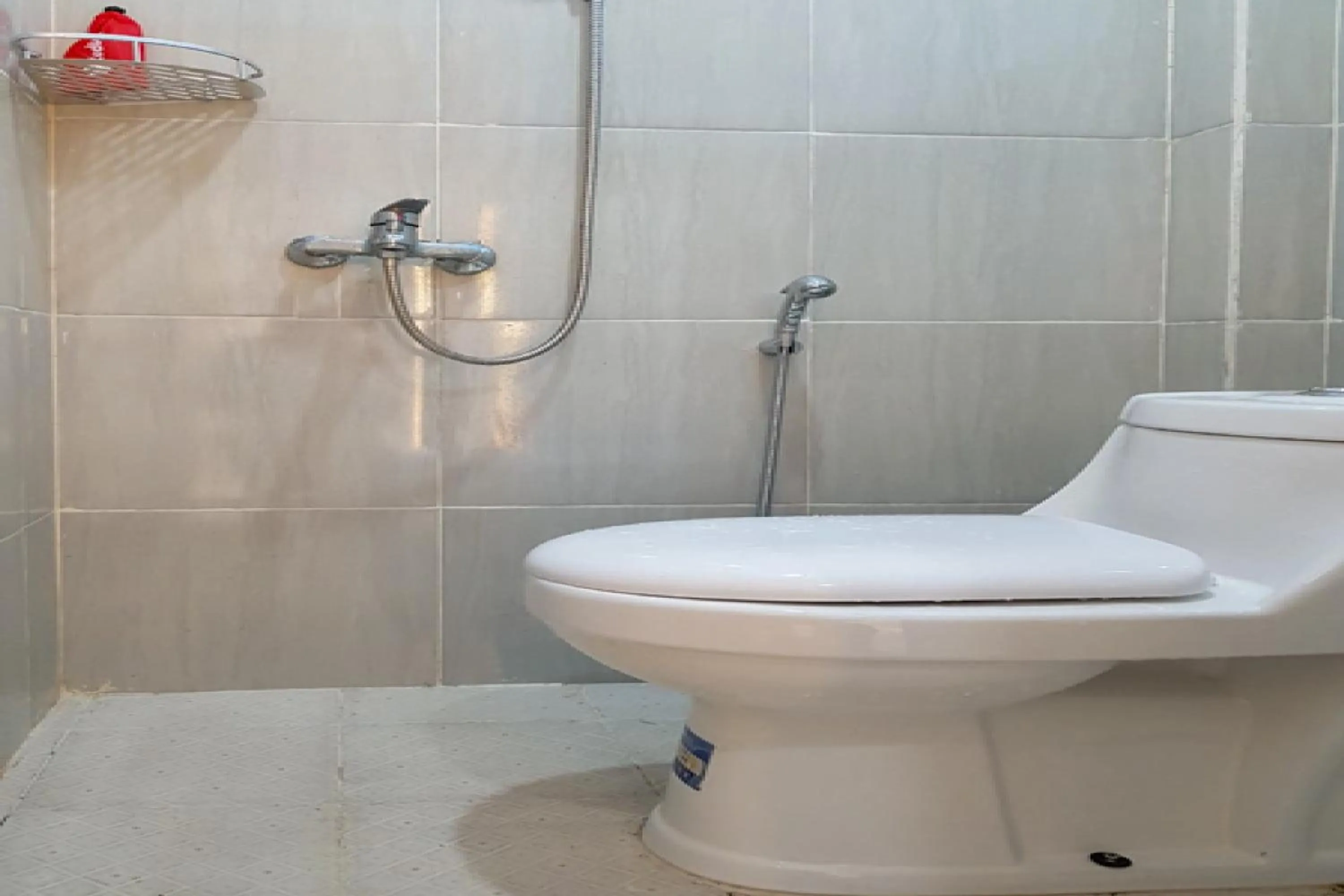 Bathroom in RedDoorz near RSUD Kota Luwuk