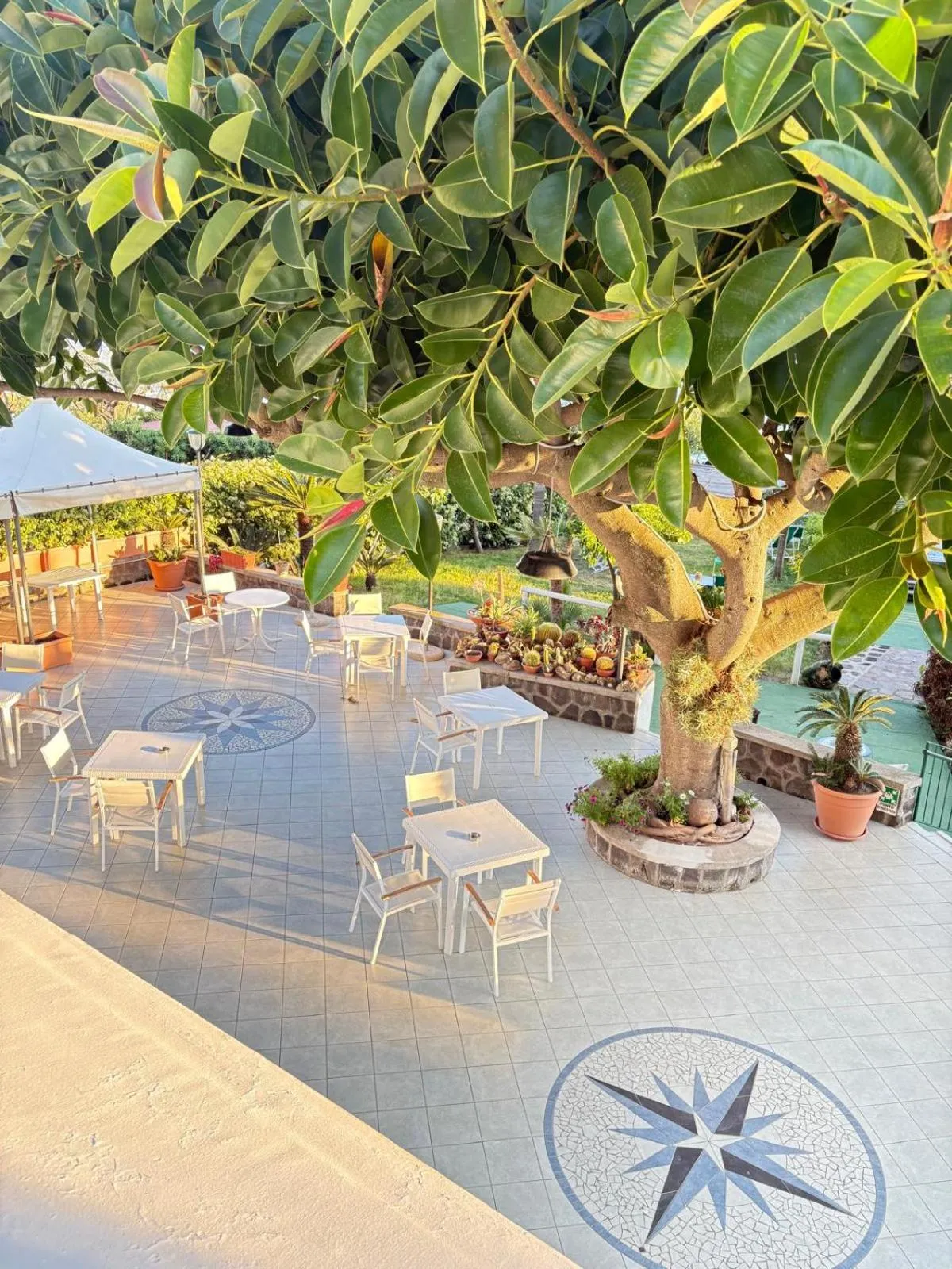 Patio in Hotel Maronti