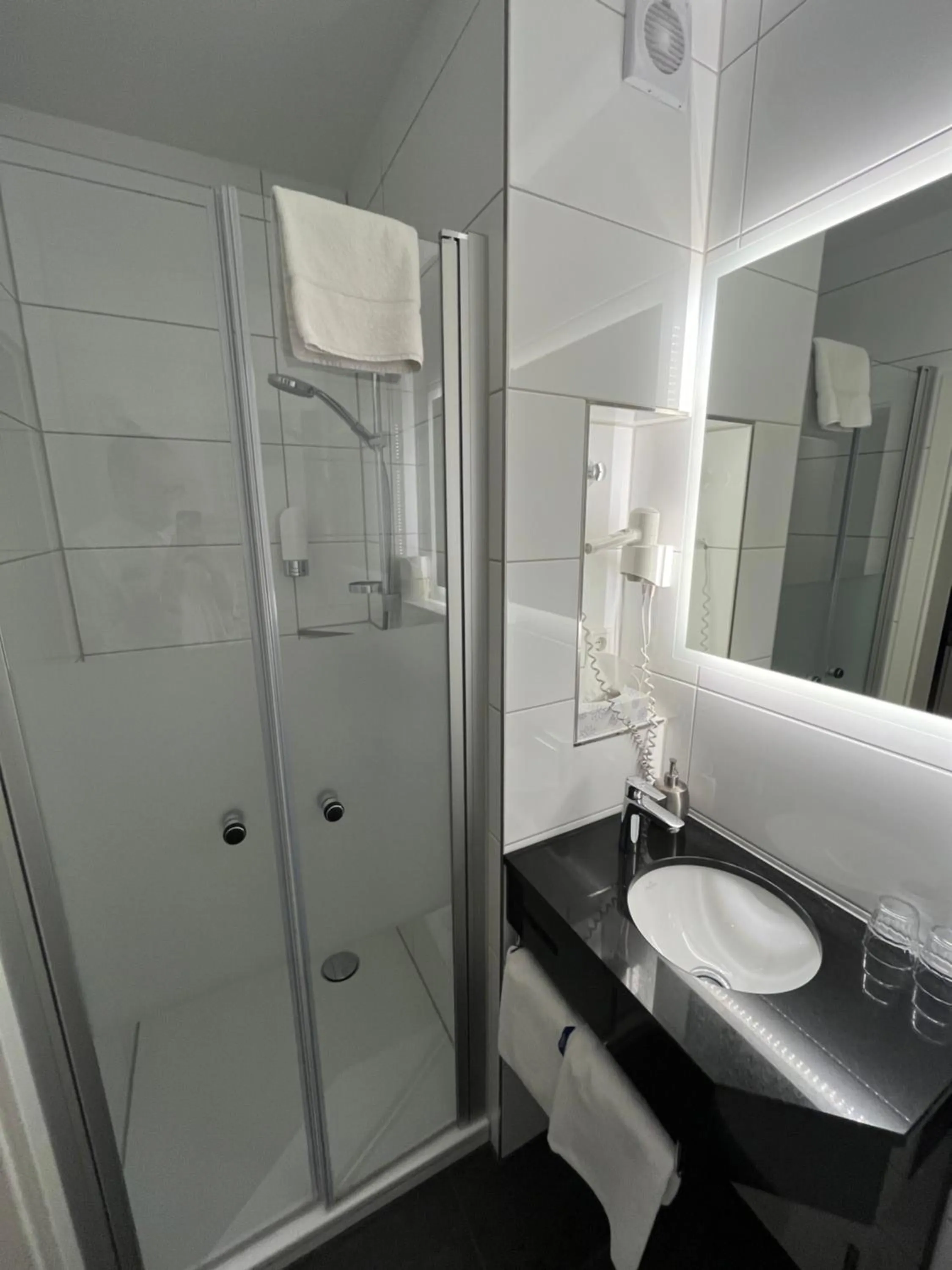 Shower in Hotel Senator