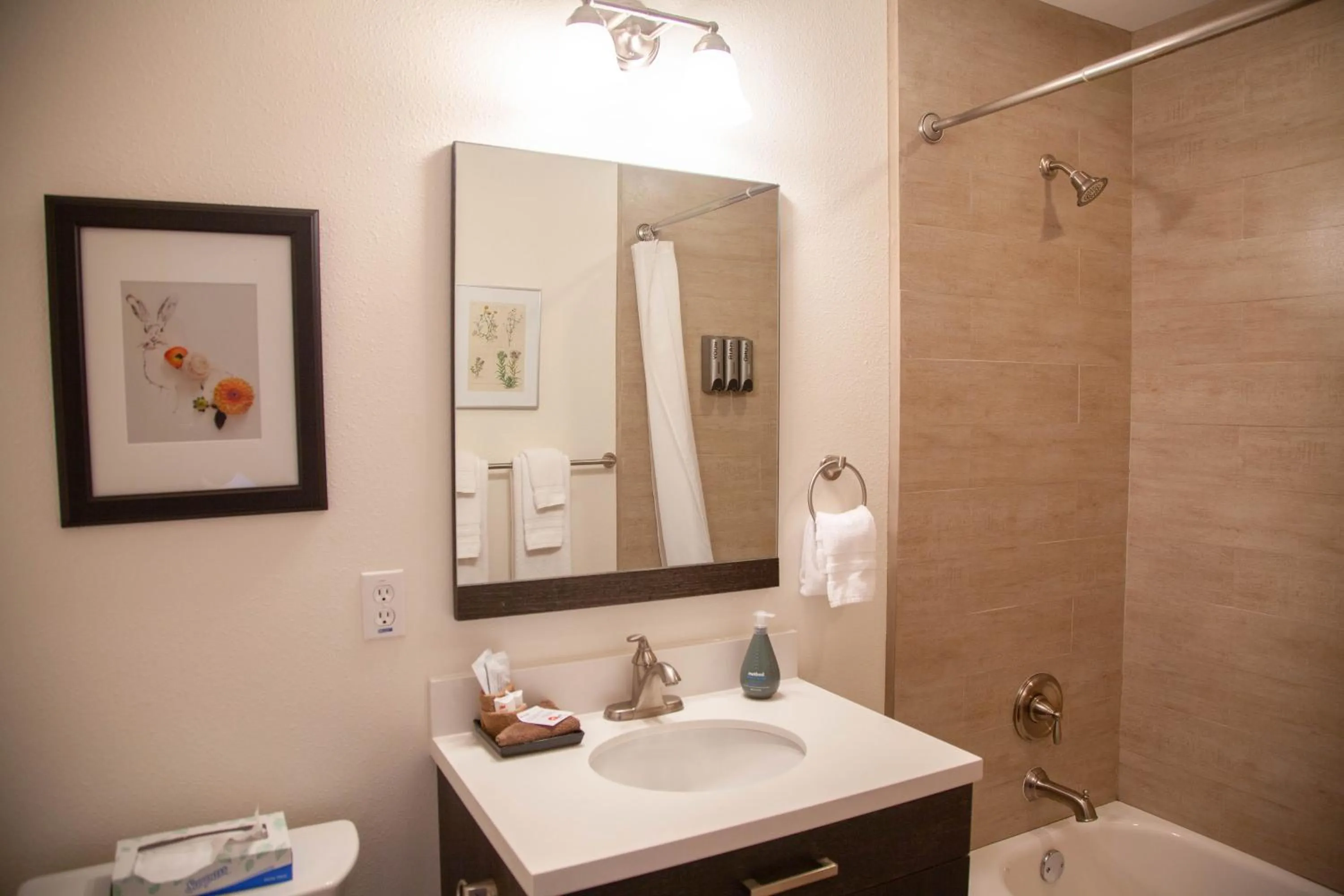 Shower in Hotel Flora and Fauna