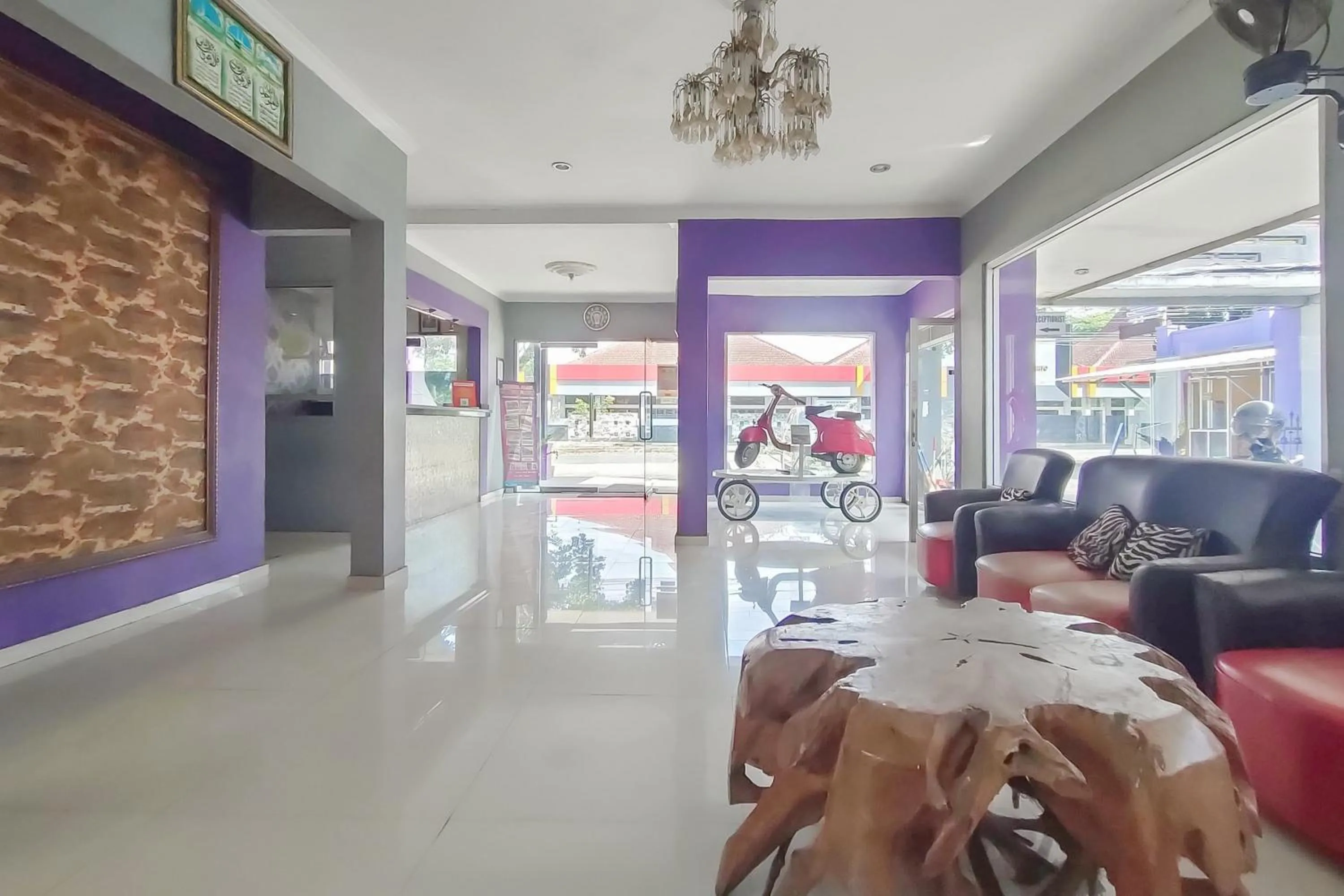 Seating area in Hotel Karangsalam Indah Near Stasiun Purwokerto Mitra RedDoorz