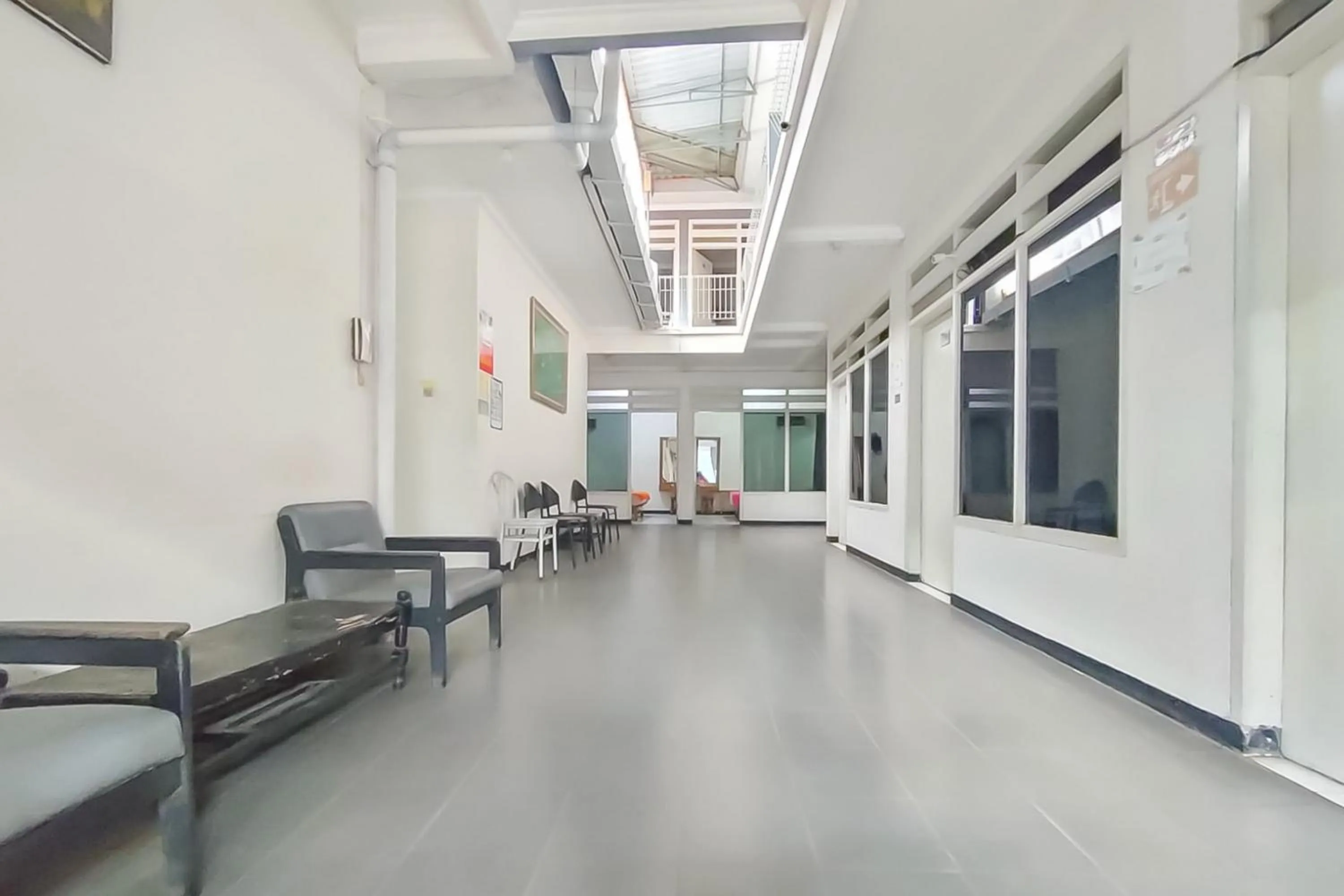 Seating area in Hotel Karangsalam Indah Near Stasiun Purwokerto Mitra RedDoorz