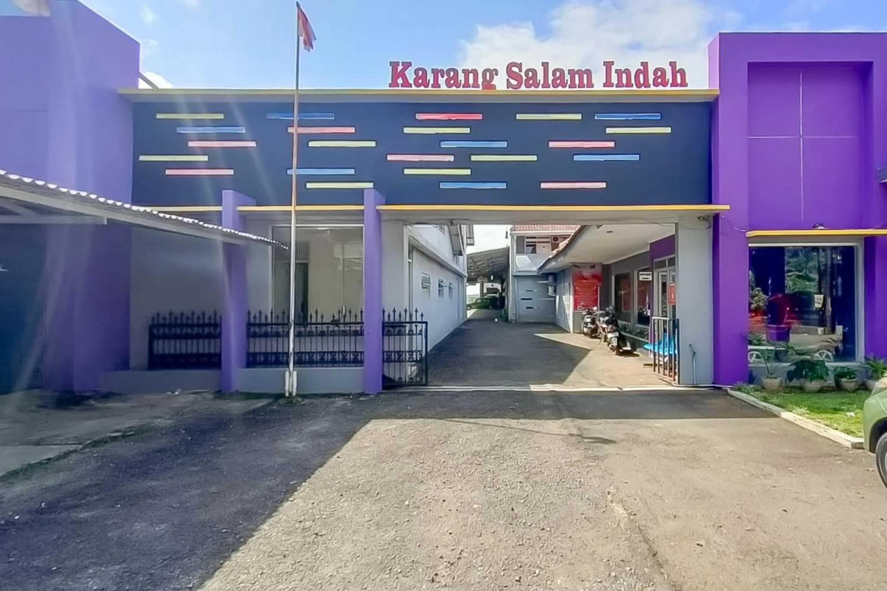 Facade/entrance in Hotel Karangsalam Indah Near Stasiun Purwokerto Mitra RedDoorz