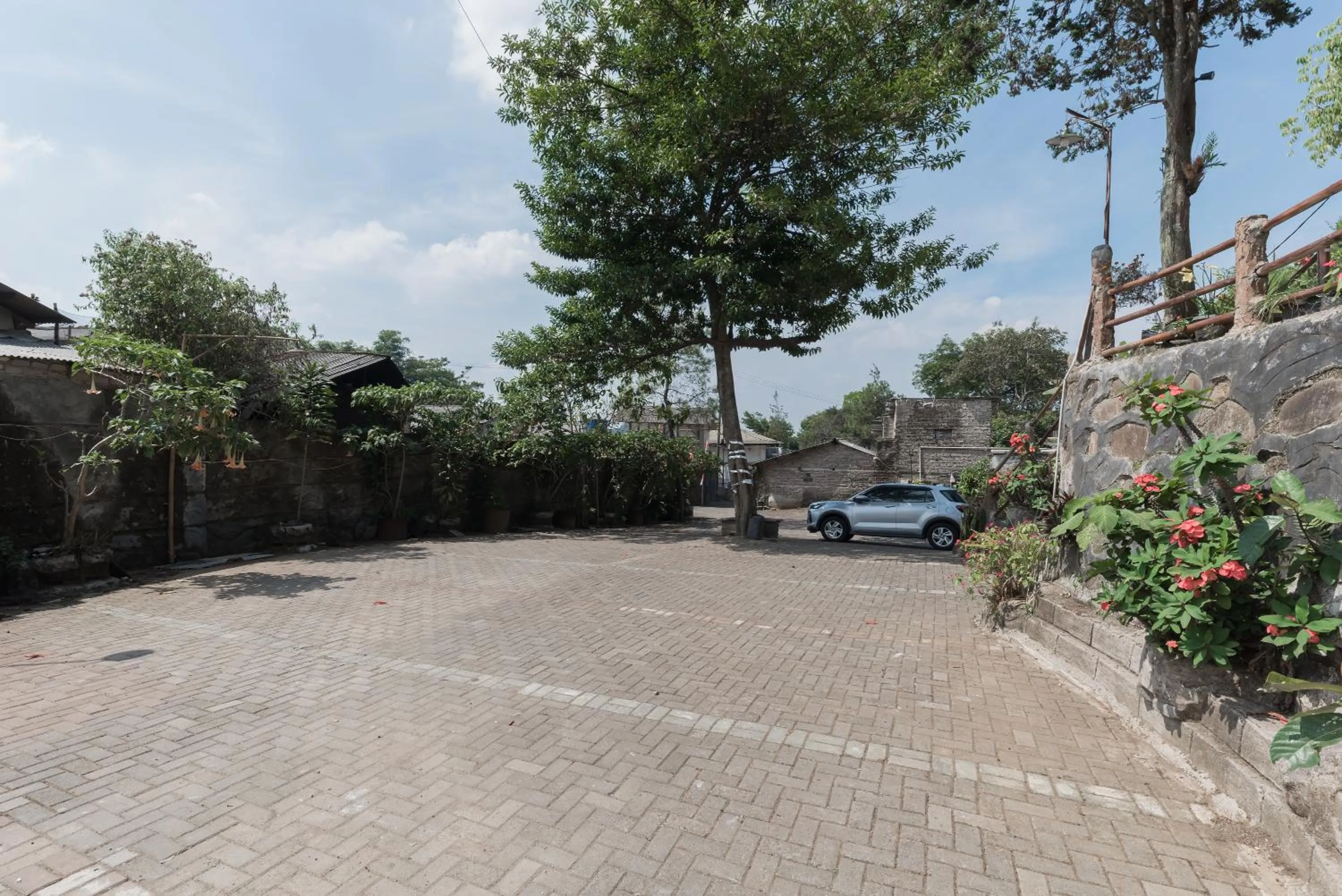 Parking in Urbanview Hotel D'Pineapple Villa Ciater by RedDoorz