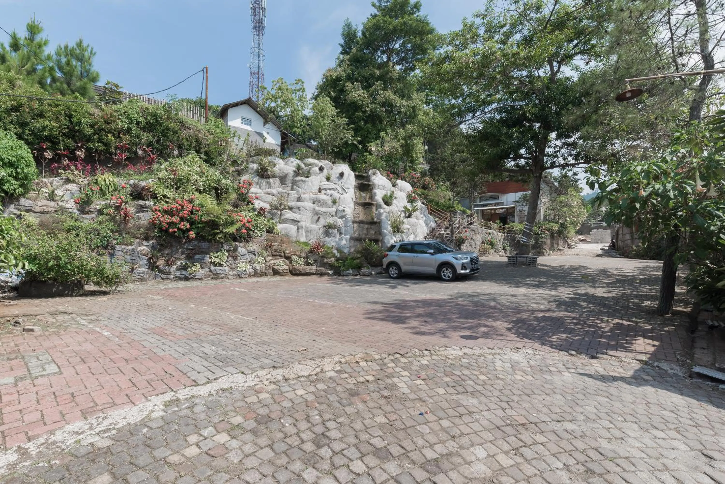 Parking in Urbanview Hotel D'Pineapple Villa Ciater by RedDoorz