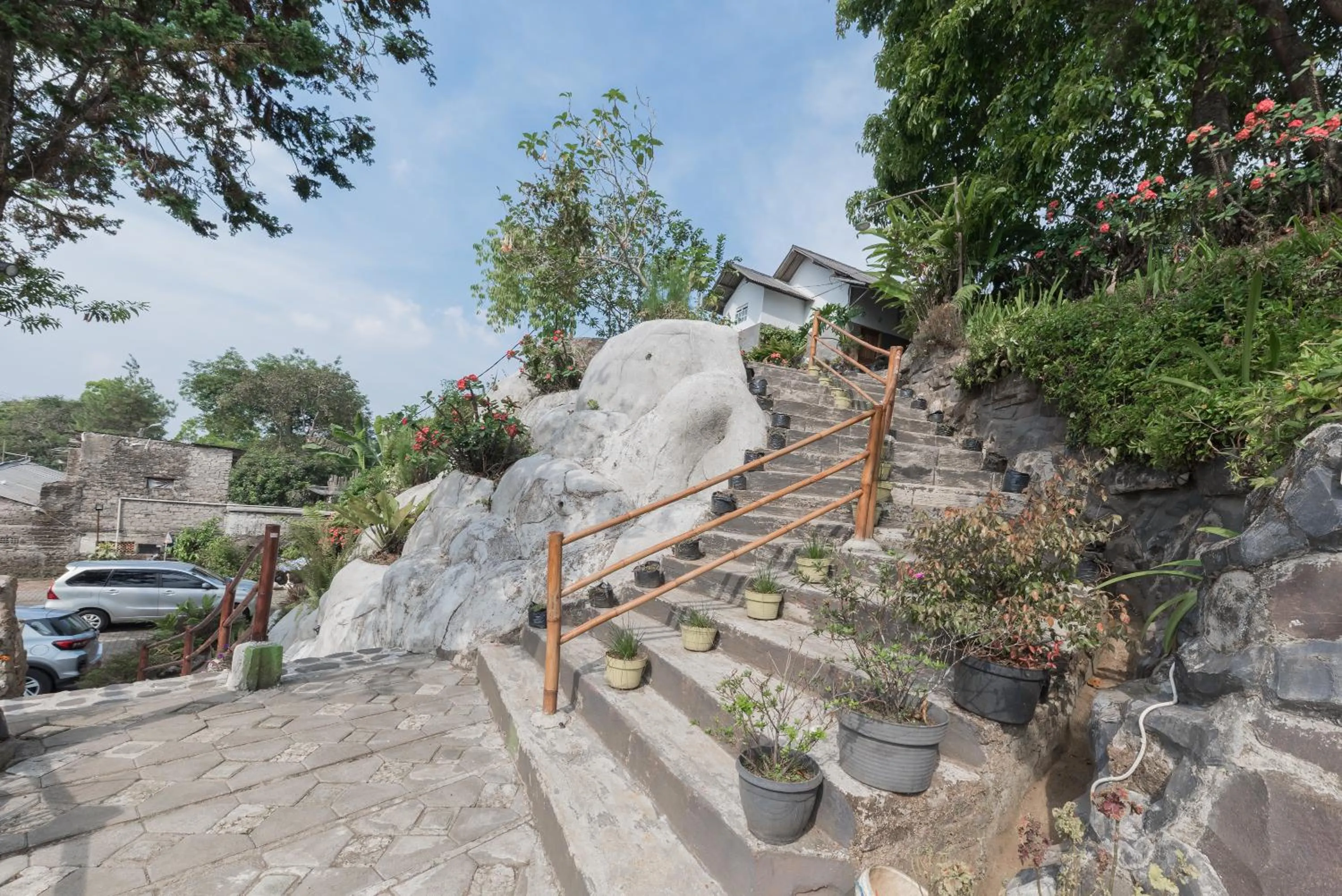 Parking in Urbanview Hotel D'Pineapple Villa Ciater by RedDoorz