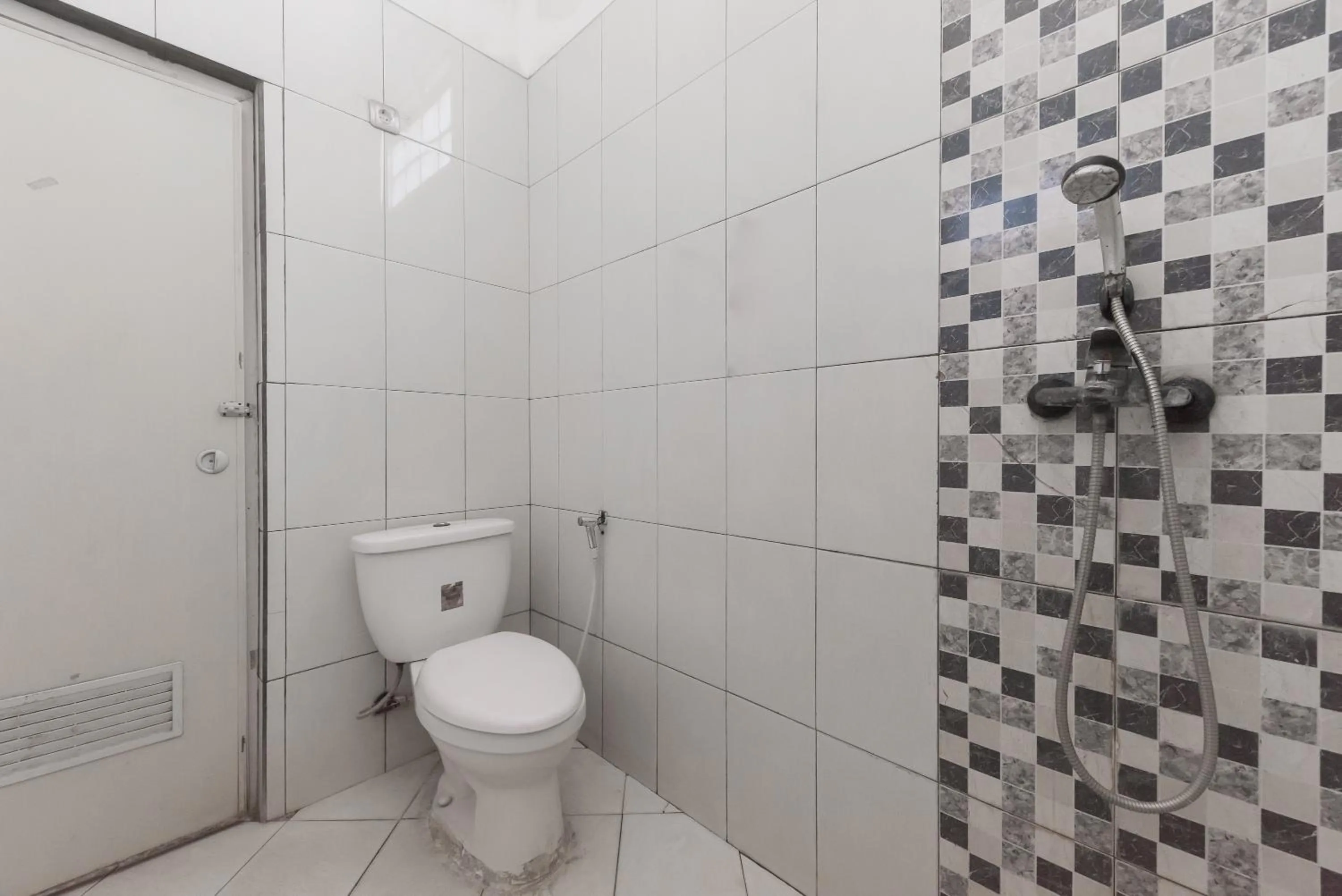 Bathroom in Urbanview Hotel D'Pineapple Villa Ciater by RedDoorz