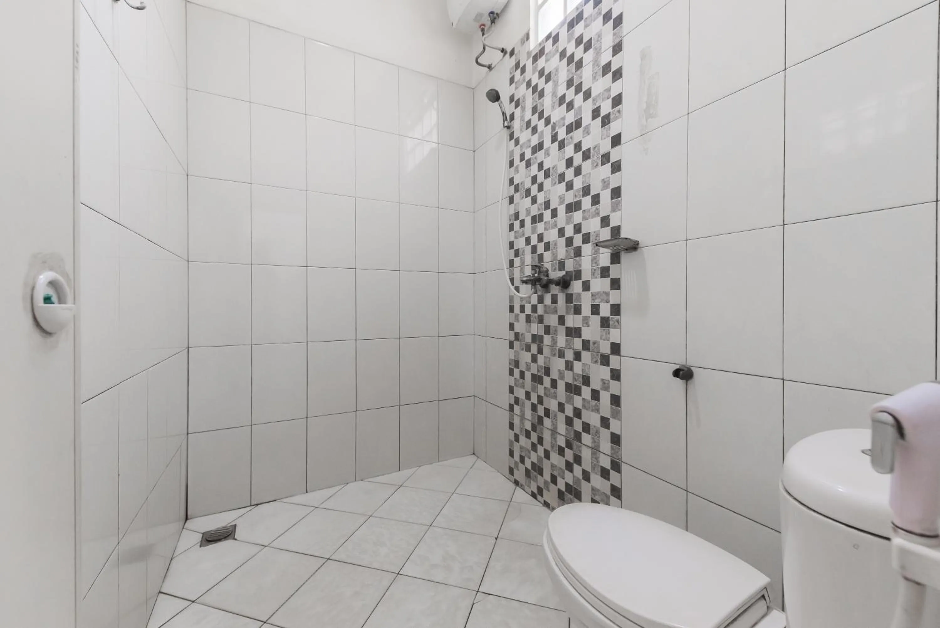 Bathroom in Urbanview Hotel D'Pineapple Villa Ciater by RedDoorz