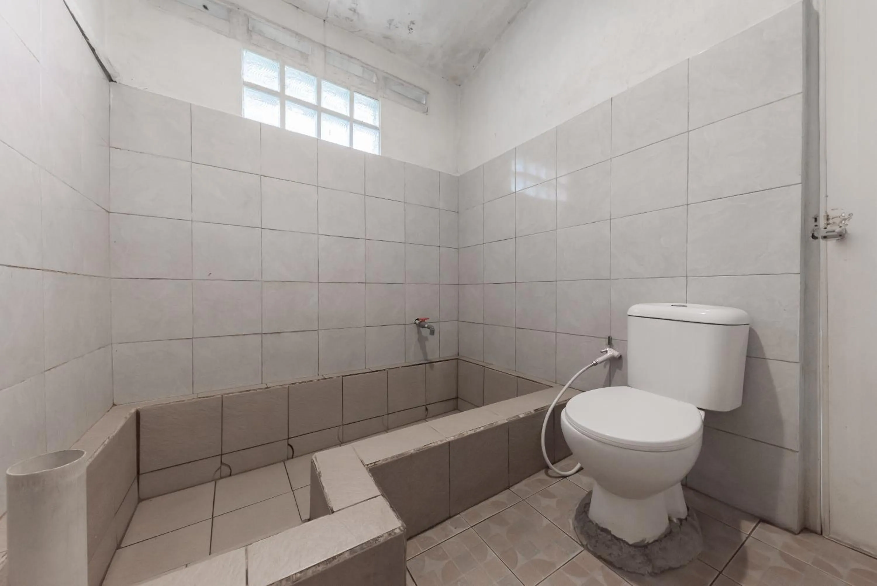 Bathroom in Urbanview Hotel D'Pineapple Villa Ciater by RedDoorz