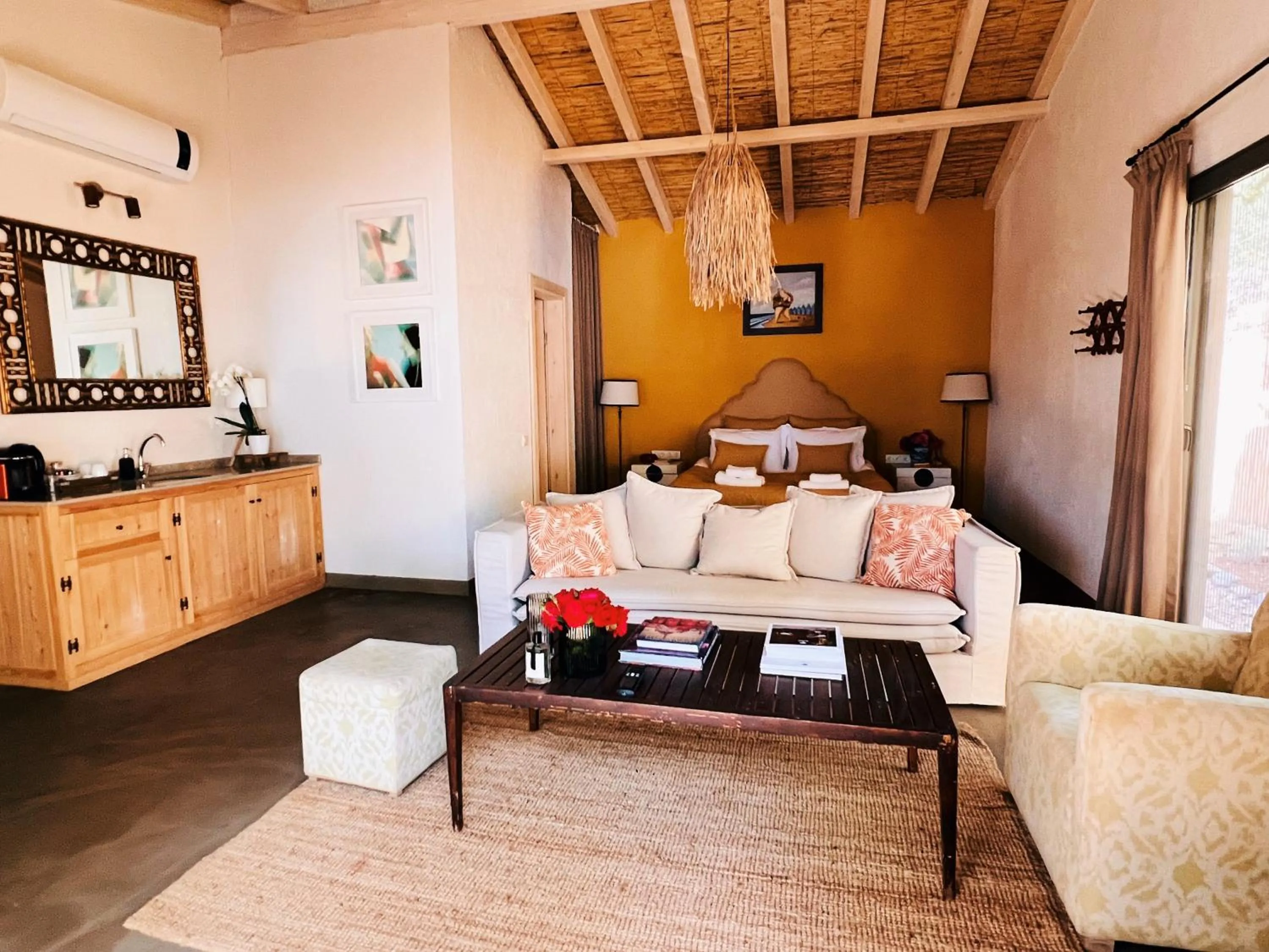 Seating area, Bed in Simurg Inn