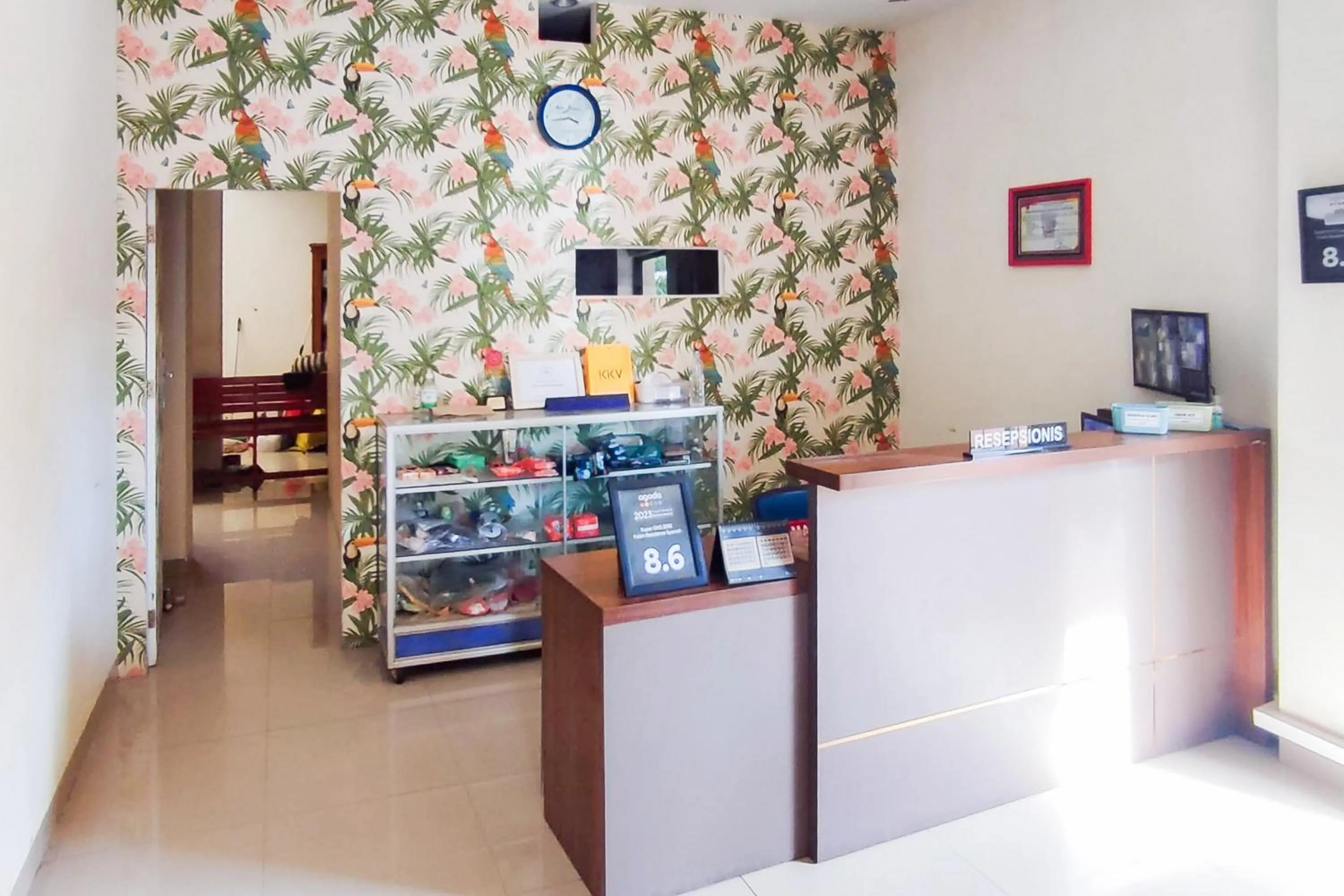 Lobby or reception in Urbanview Hotel Falah Residence Syariah By RedDoorz