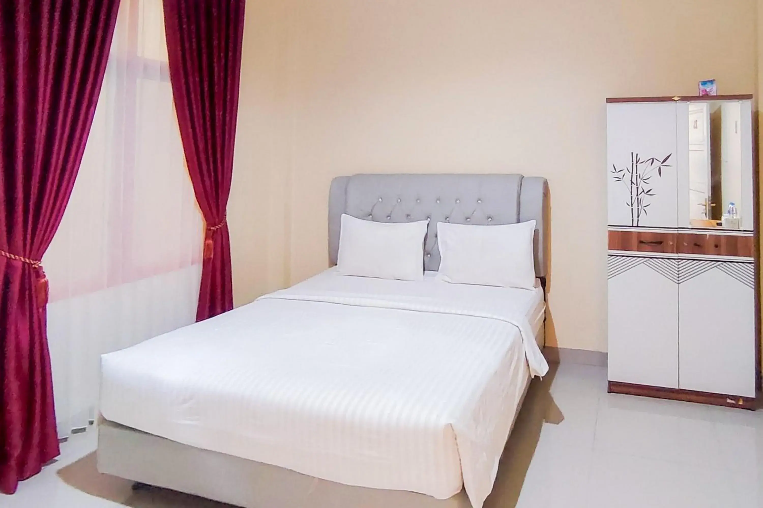 Deluxe Double Room in Urbanview Hotel Falah Residence Syariah By RedDoorz Deluxe Double Room in Urbanview Hotel Falah Residence Syariah By RedDoorz