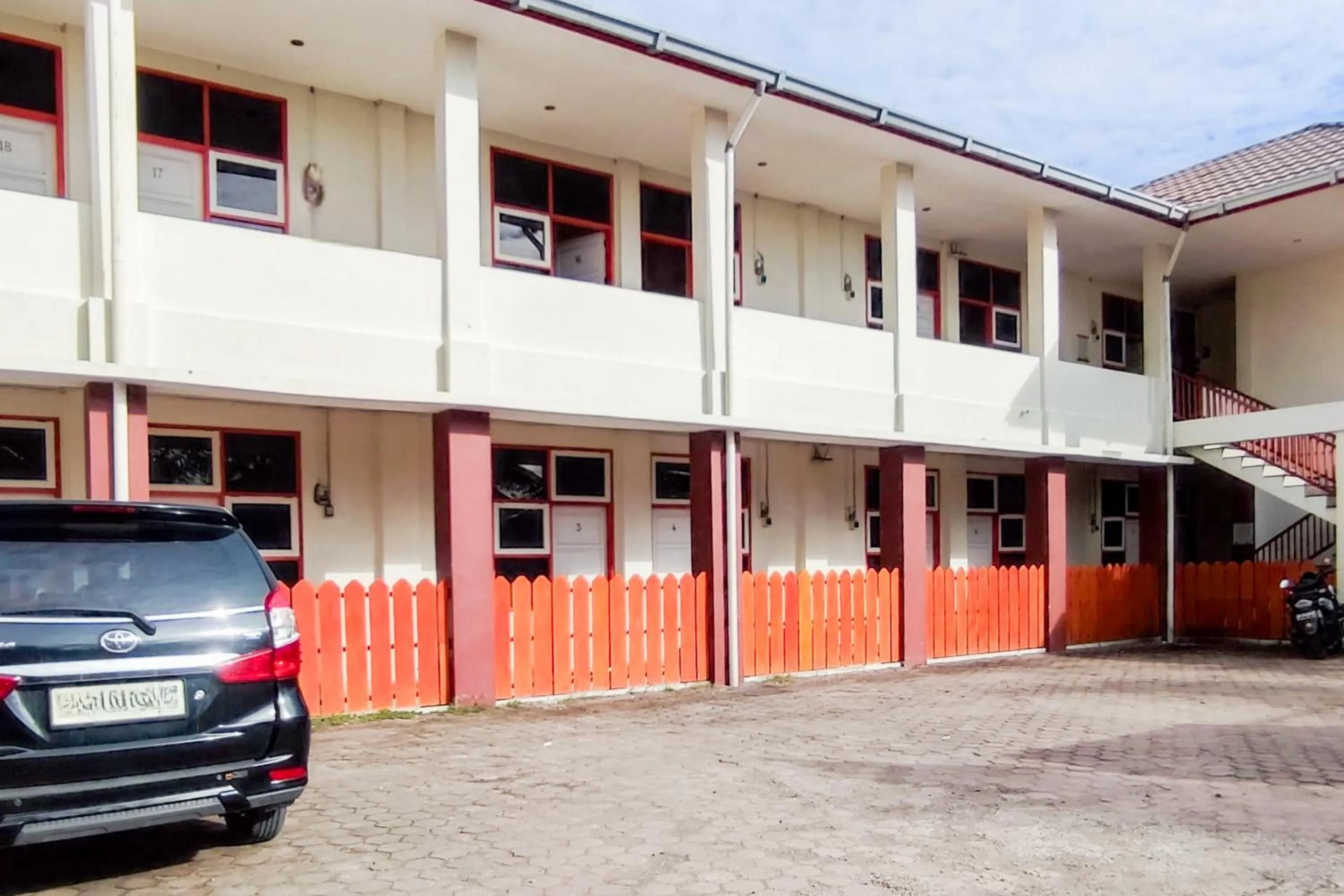 Parking in Urbanview Hotel Falah Residence Syariah By RedDoorz