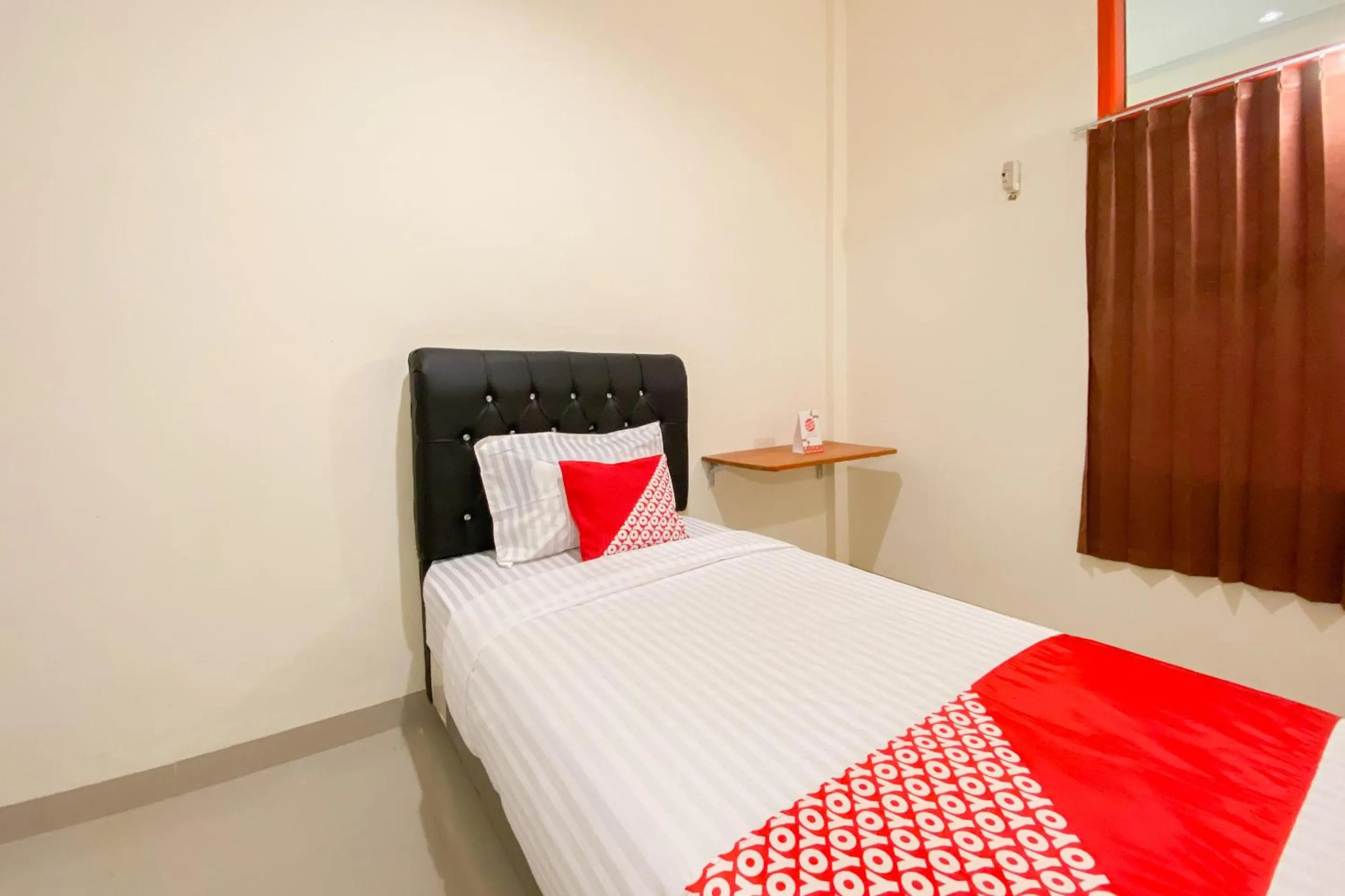 Standard Single Room - single occupancy in Urbanview Hotel Falah Residence Syariah By RedDoorz