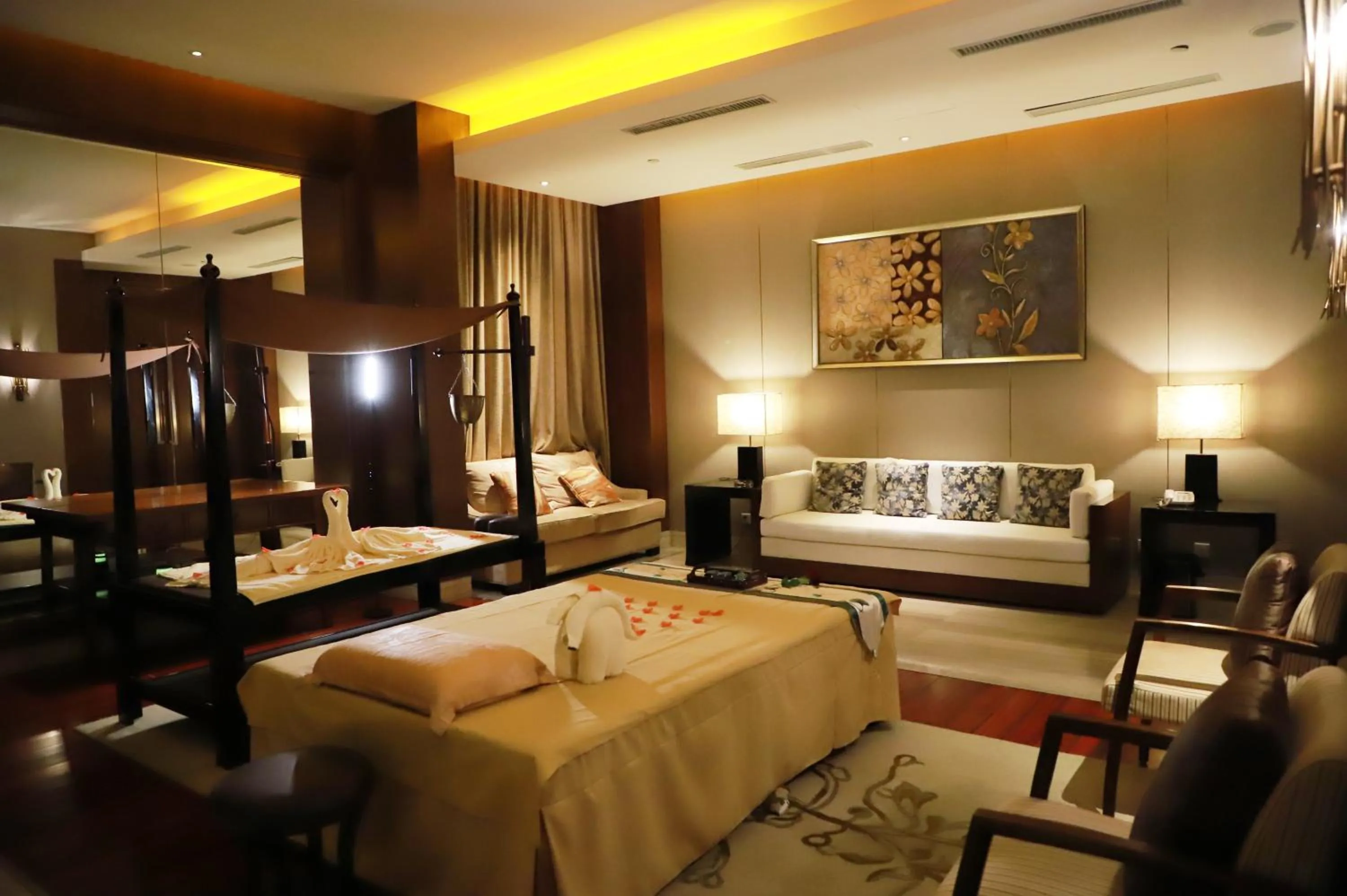 Spa and wellness centre/facilities, Bed in Sheraton Hefei Xinzhan Hotel