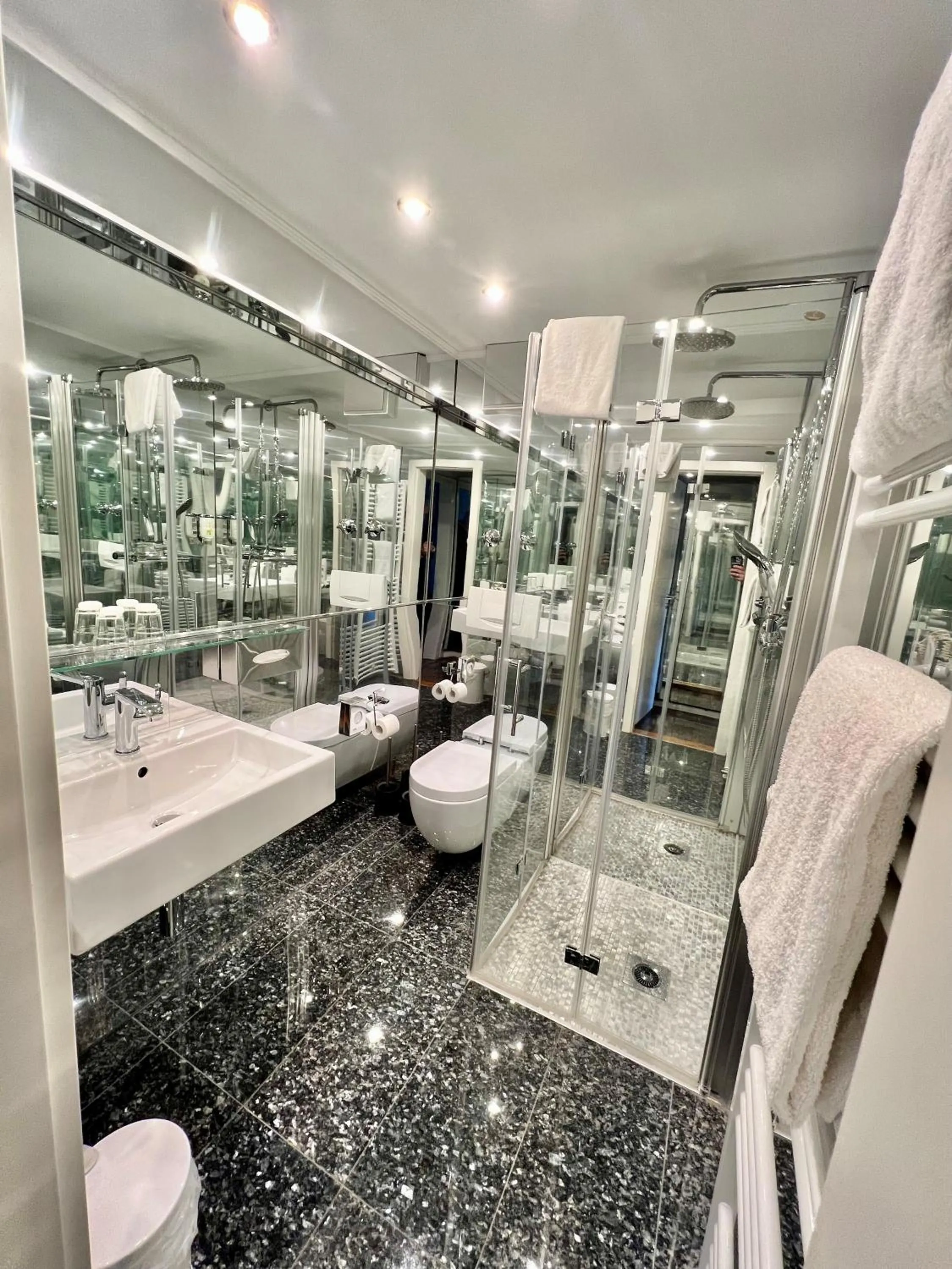 Shower in Hotel Ashley's Garden