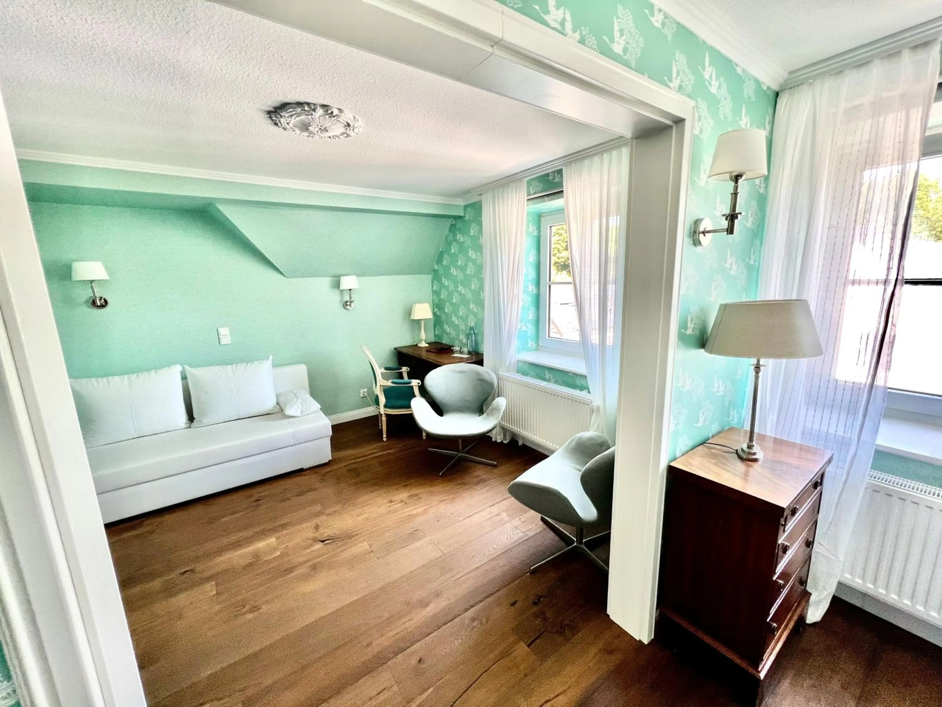 Seating area, Bed in Hotel Ashley's Garden