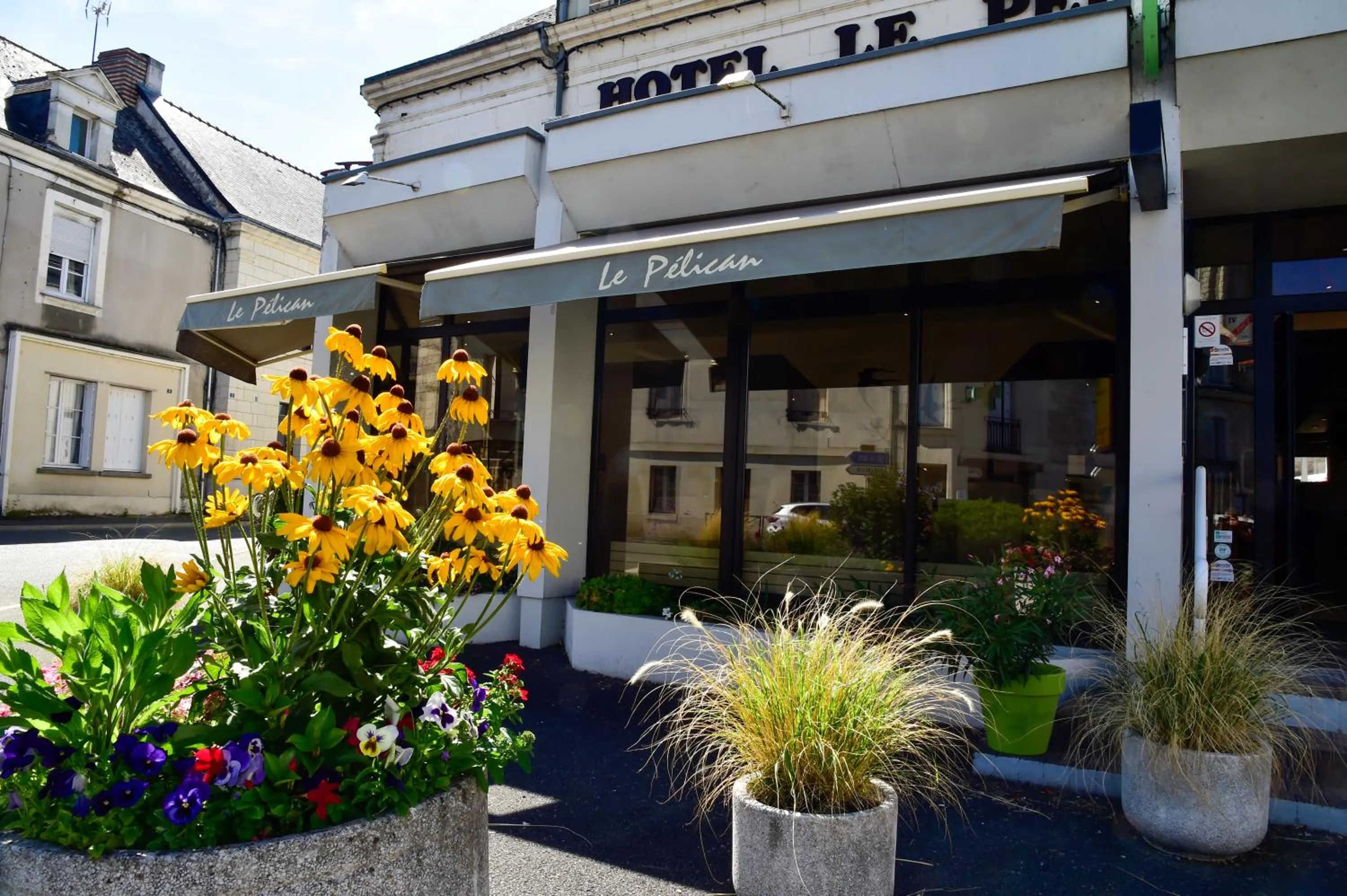 Property building in Logis Hôtel Le Pélican & son restaurant