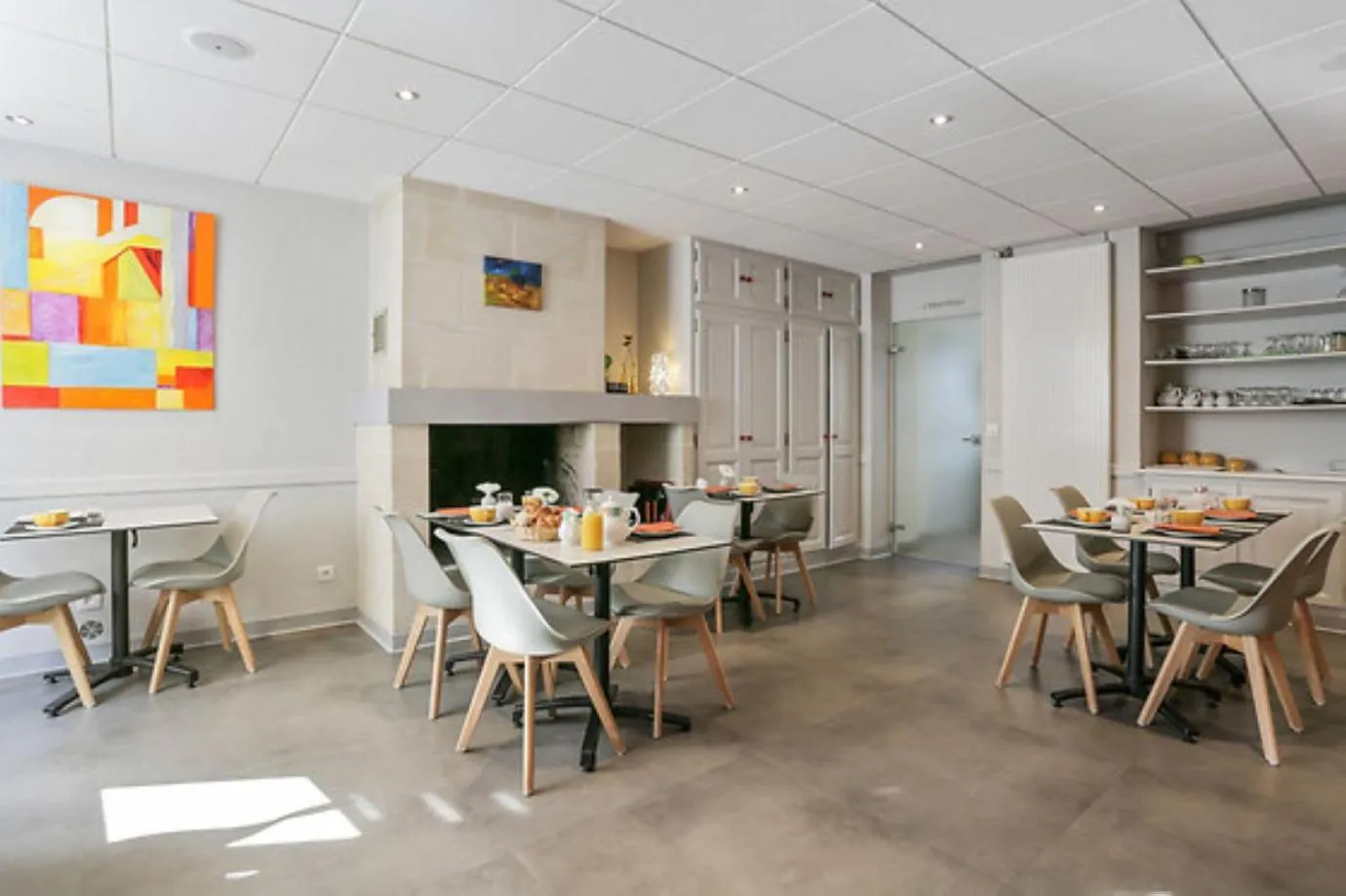 Dining area in Logis Hôtel Le Pélican & son restaurant