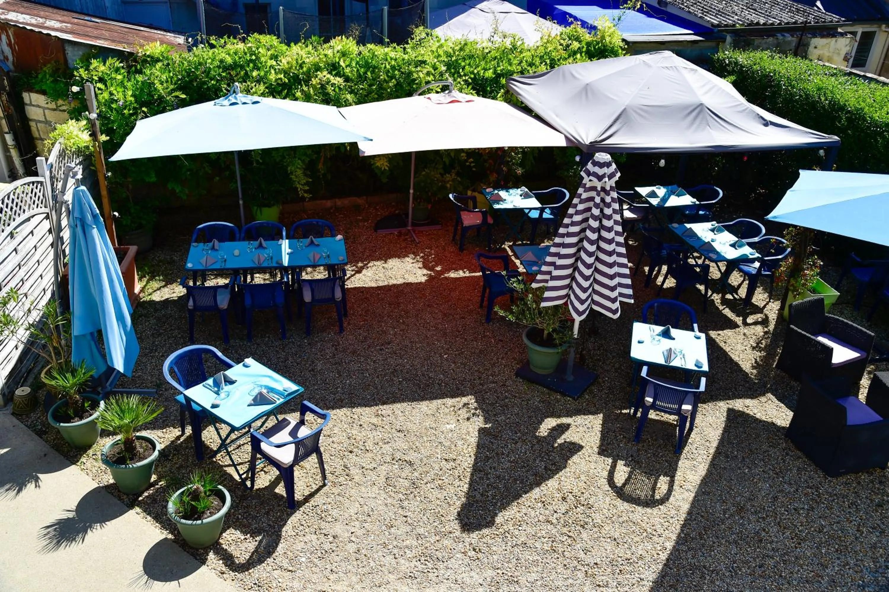 Patio in Logis Hôtel Le Pélican & son restaurant