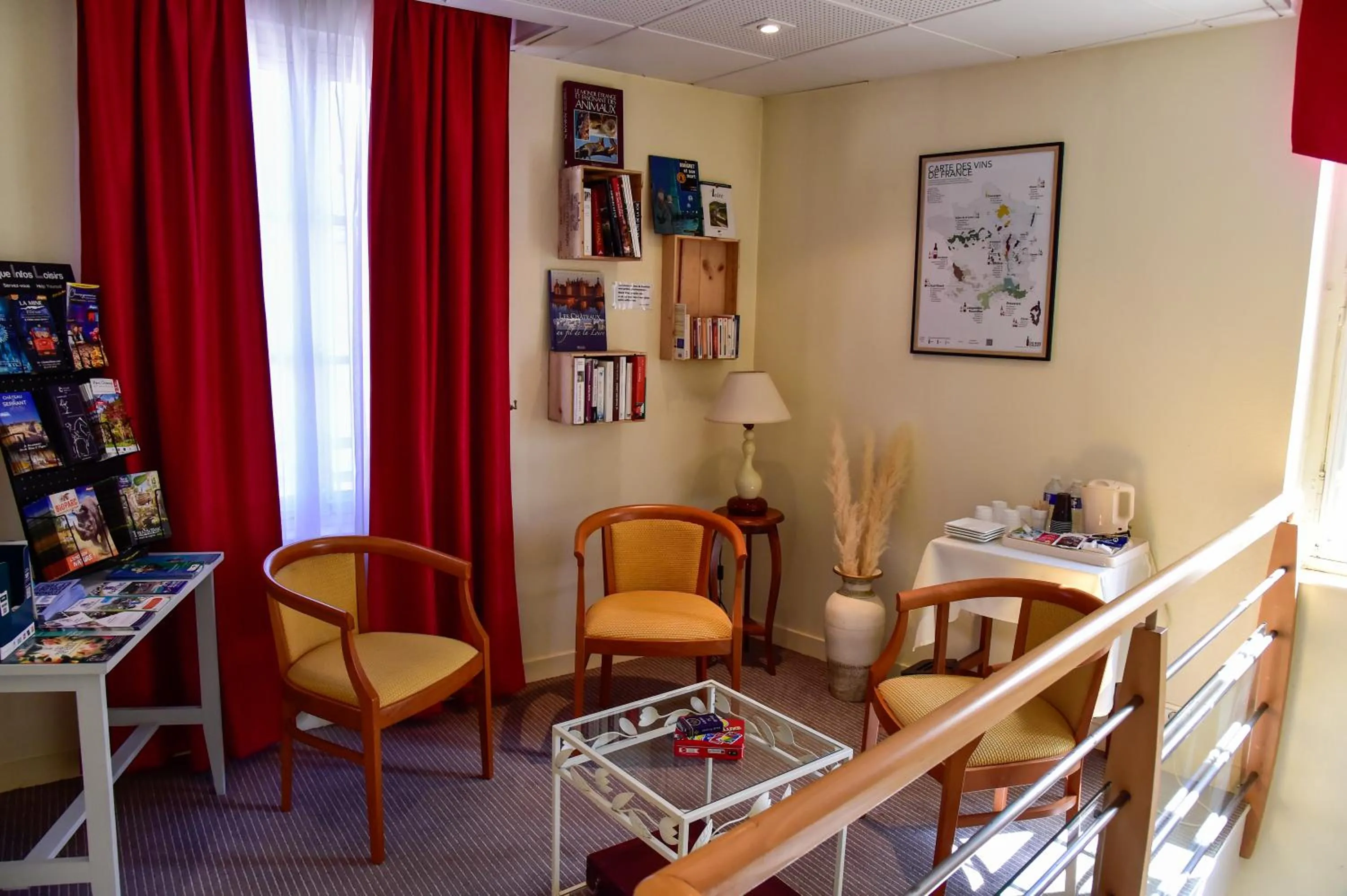 Living room in Logis Hôtel Le Pélican & son restaurant