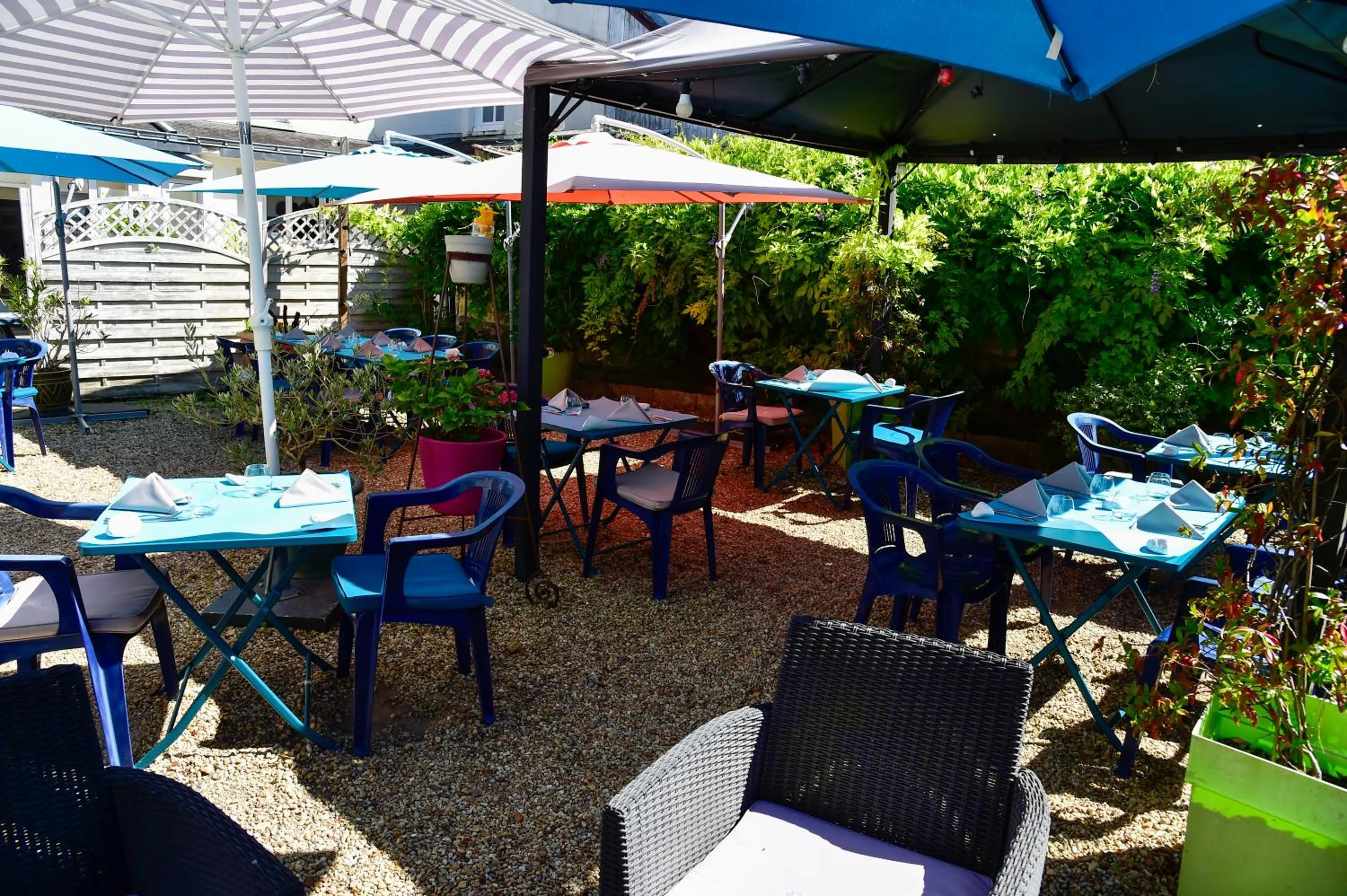 Patio in Logis Hôtel Le Pélican & son restaurant