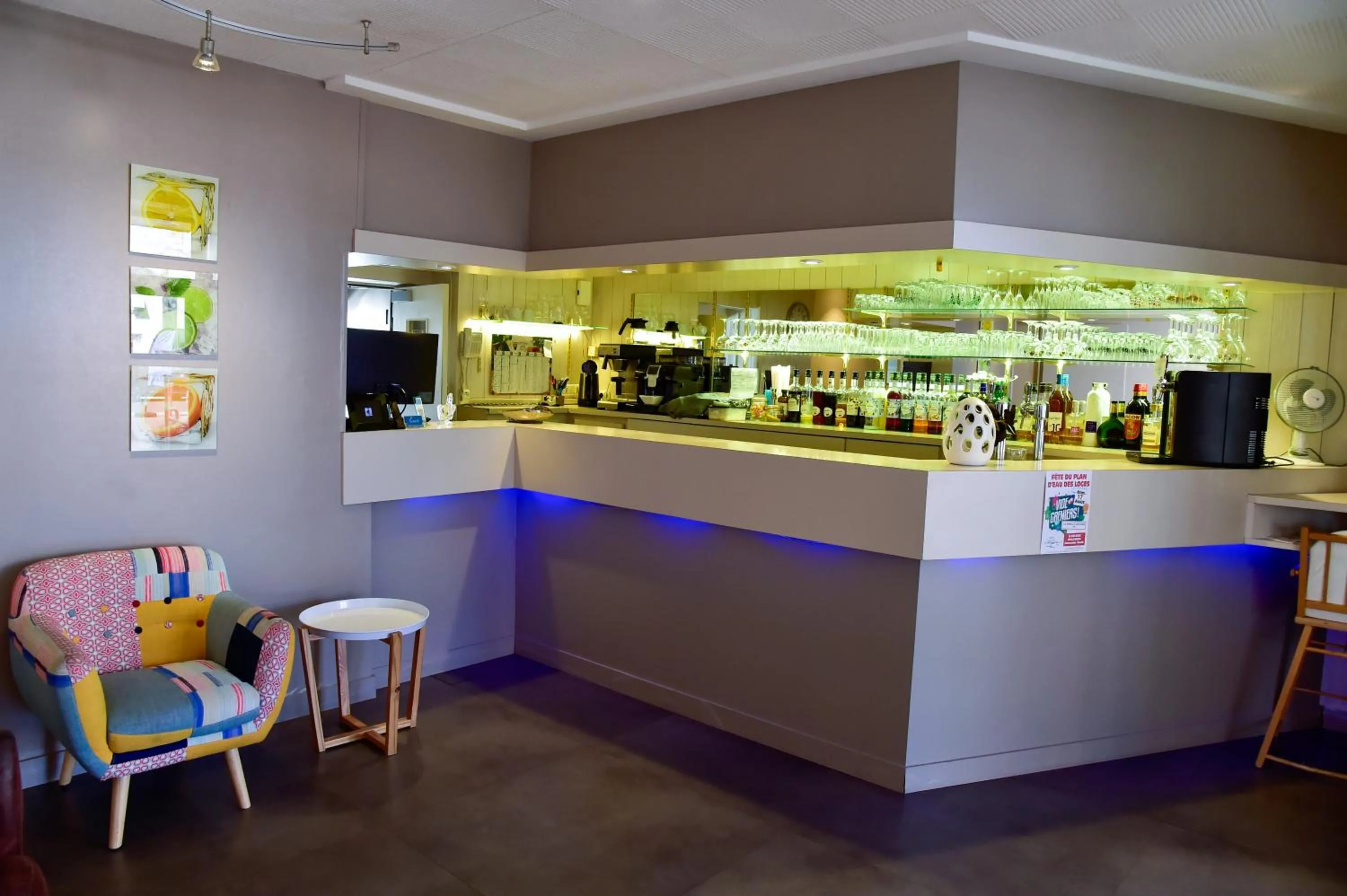 Lounge or bar in Logis Hôtel Le Pélican & son restaurant