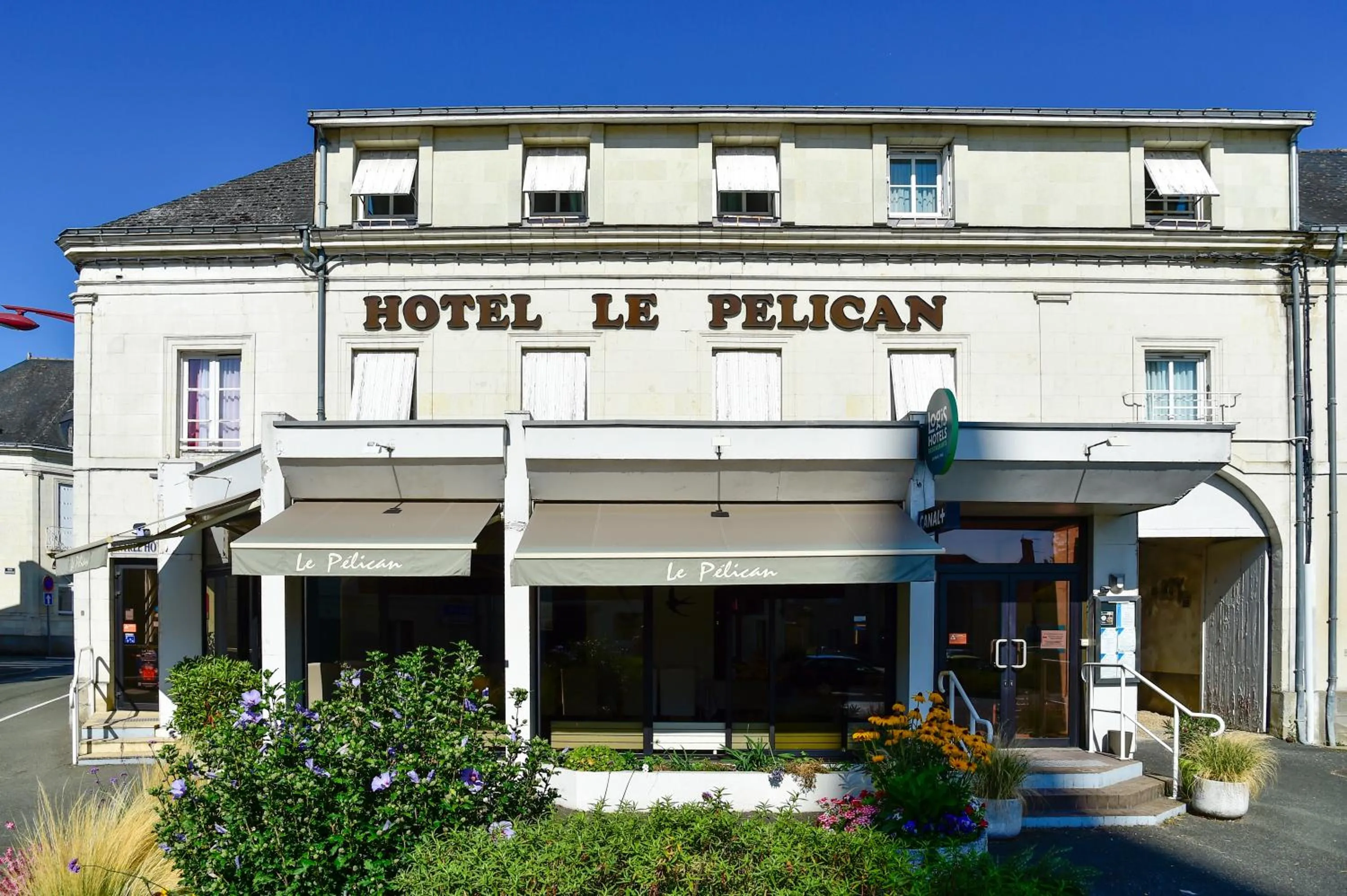 Property building in Logis Hôtel Le Pélican & son restaurant