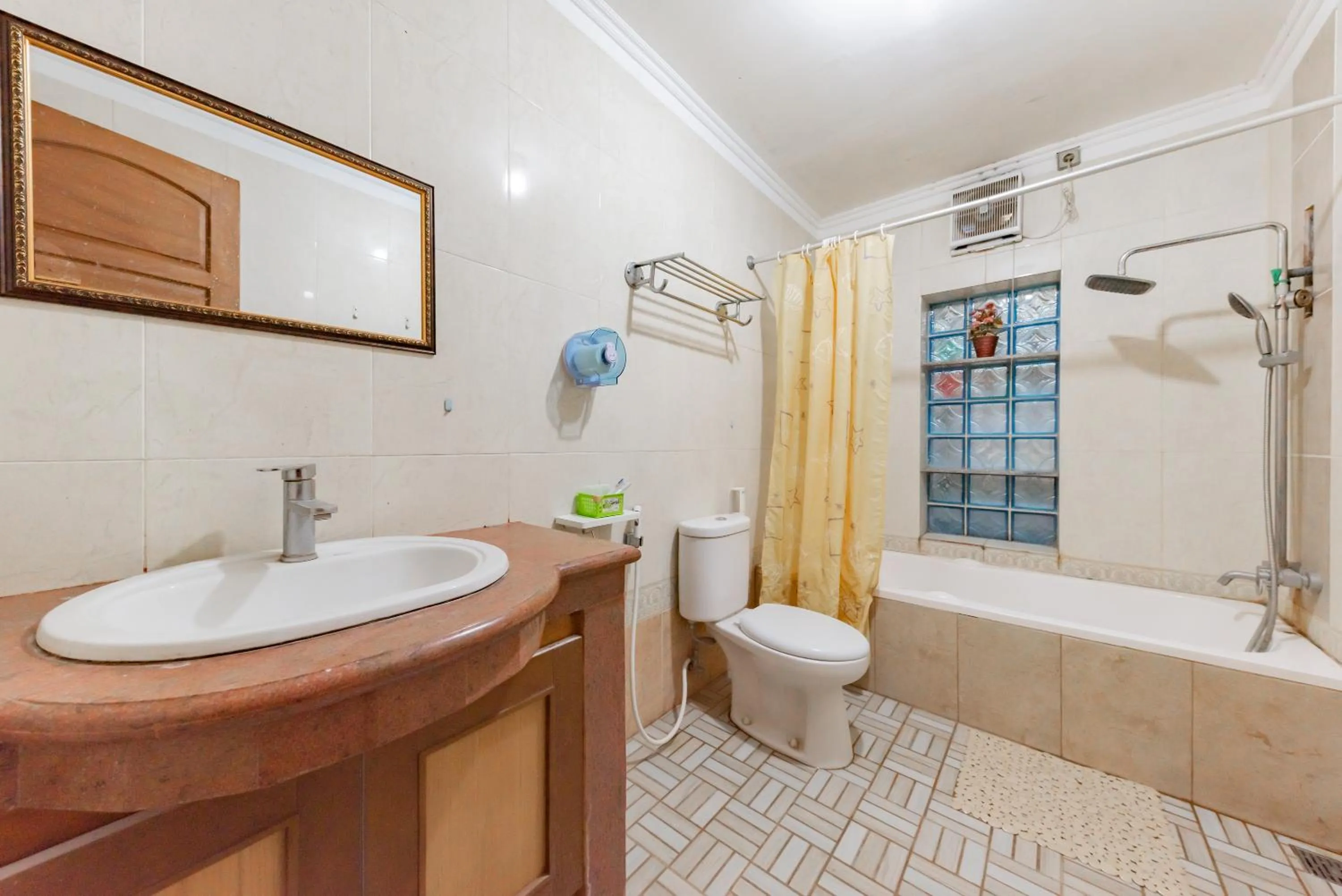 Bathroom in Urbanview Hotel Villa Surya Bandung