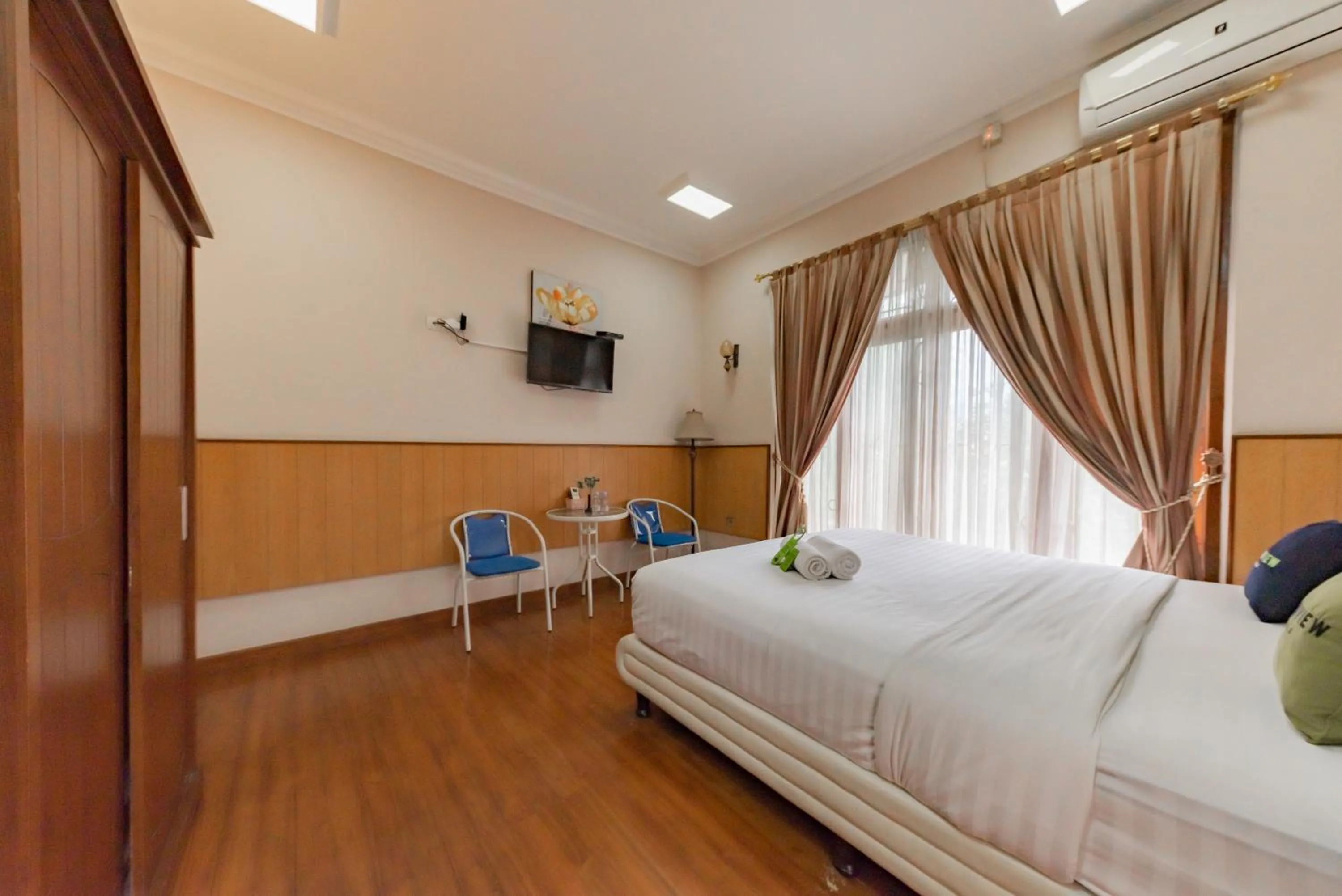 Bedroom, Bed in Urbanview Hotel Villa Surya Bandung