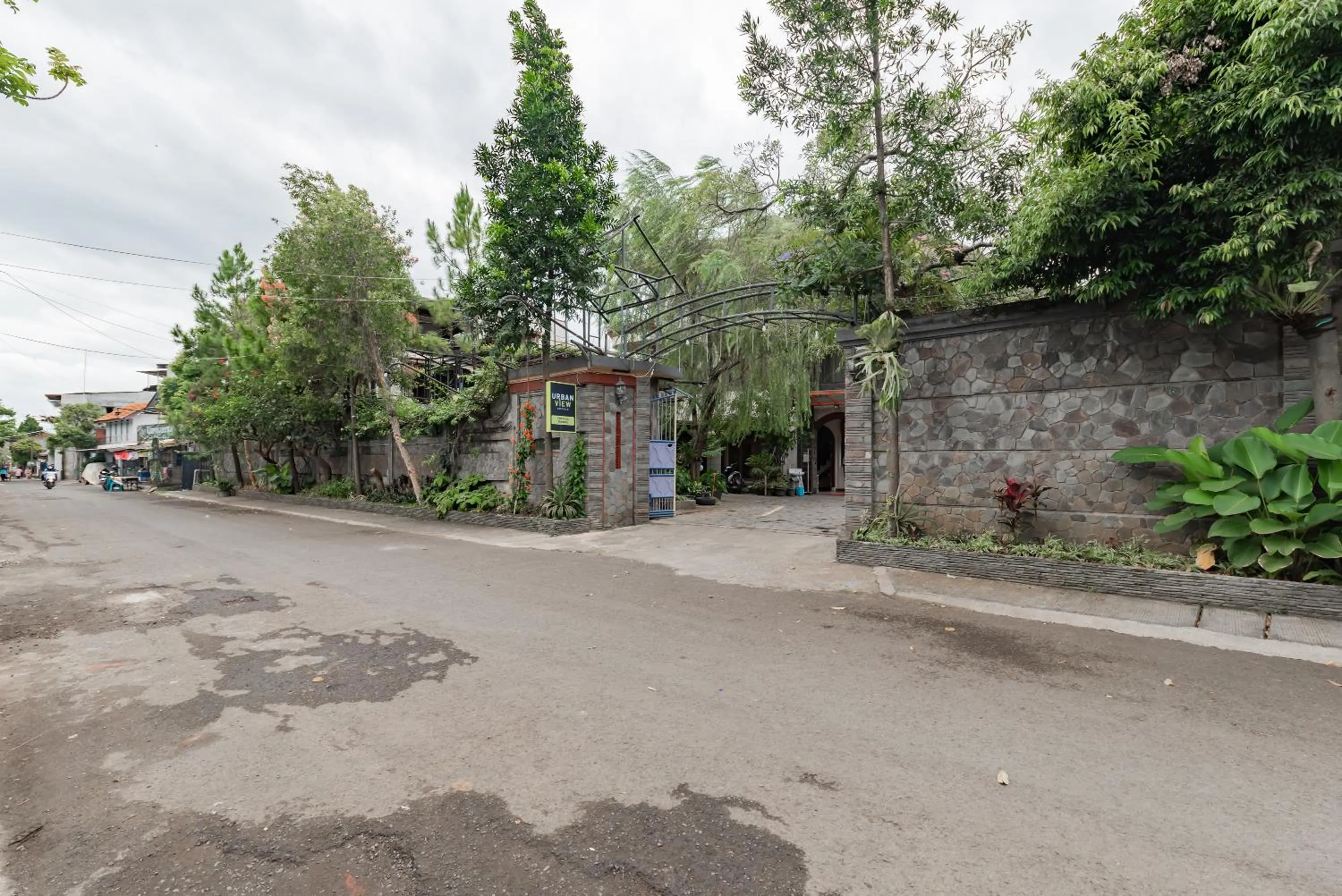Street view in Urbanview Hotel Villa Surya Bandung