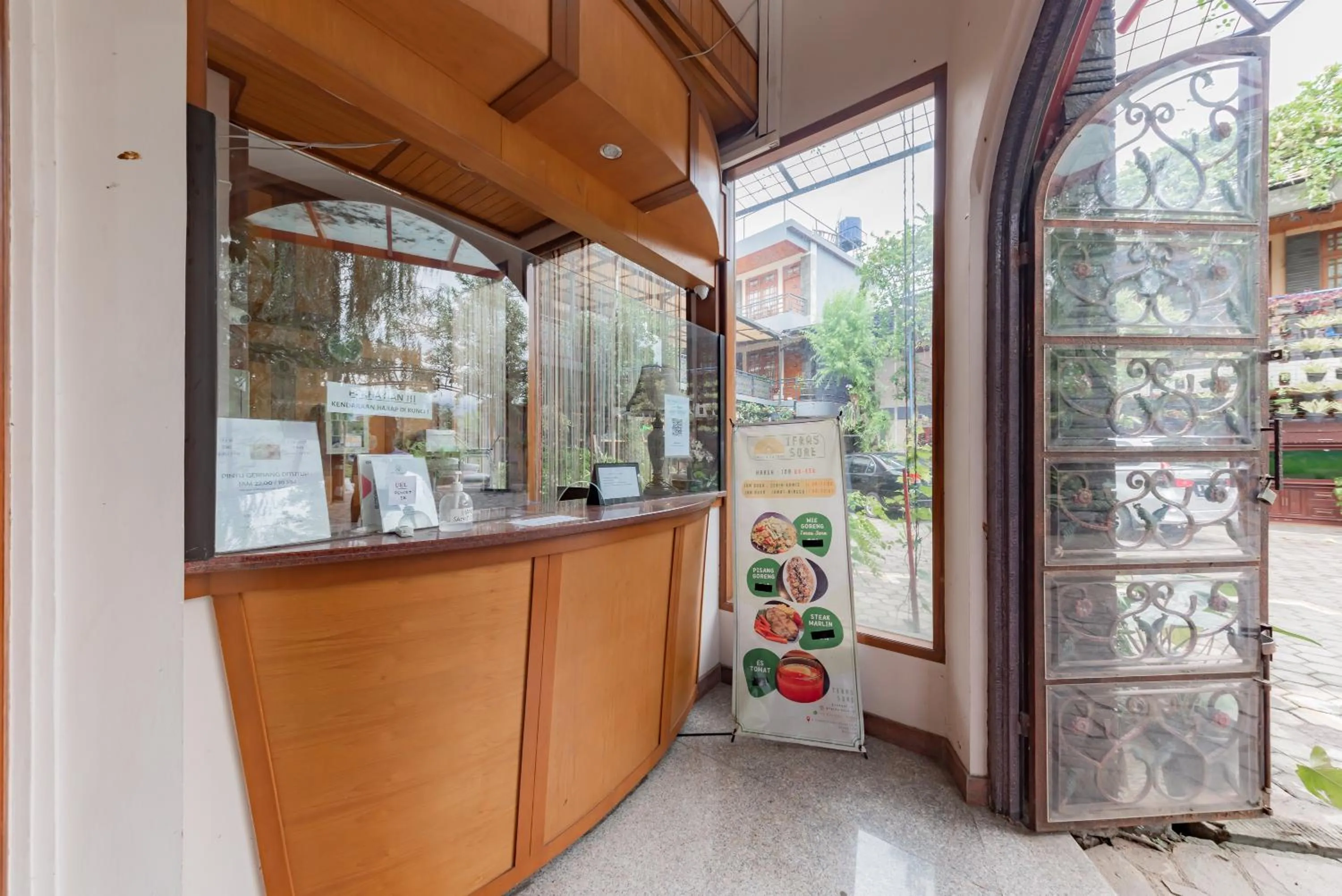 Lobby or reception in Urbanview Hotel Villa Surya Bandung