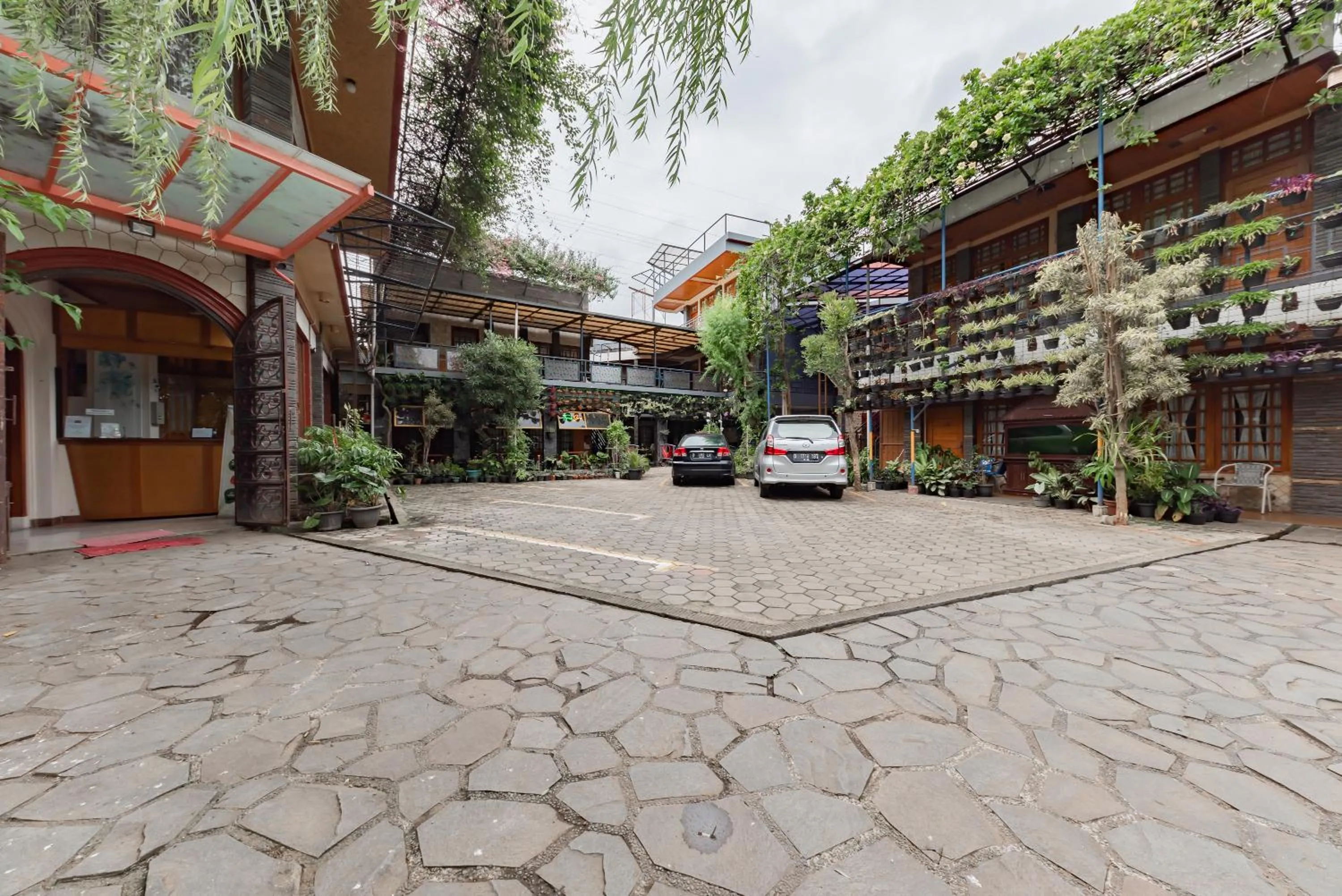 Street view in Urbanview Hotel Villa Surya Bandung
