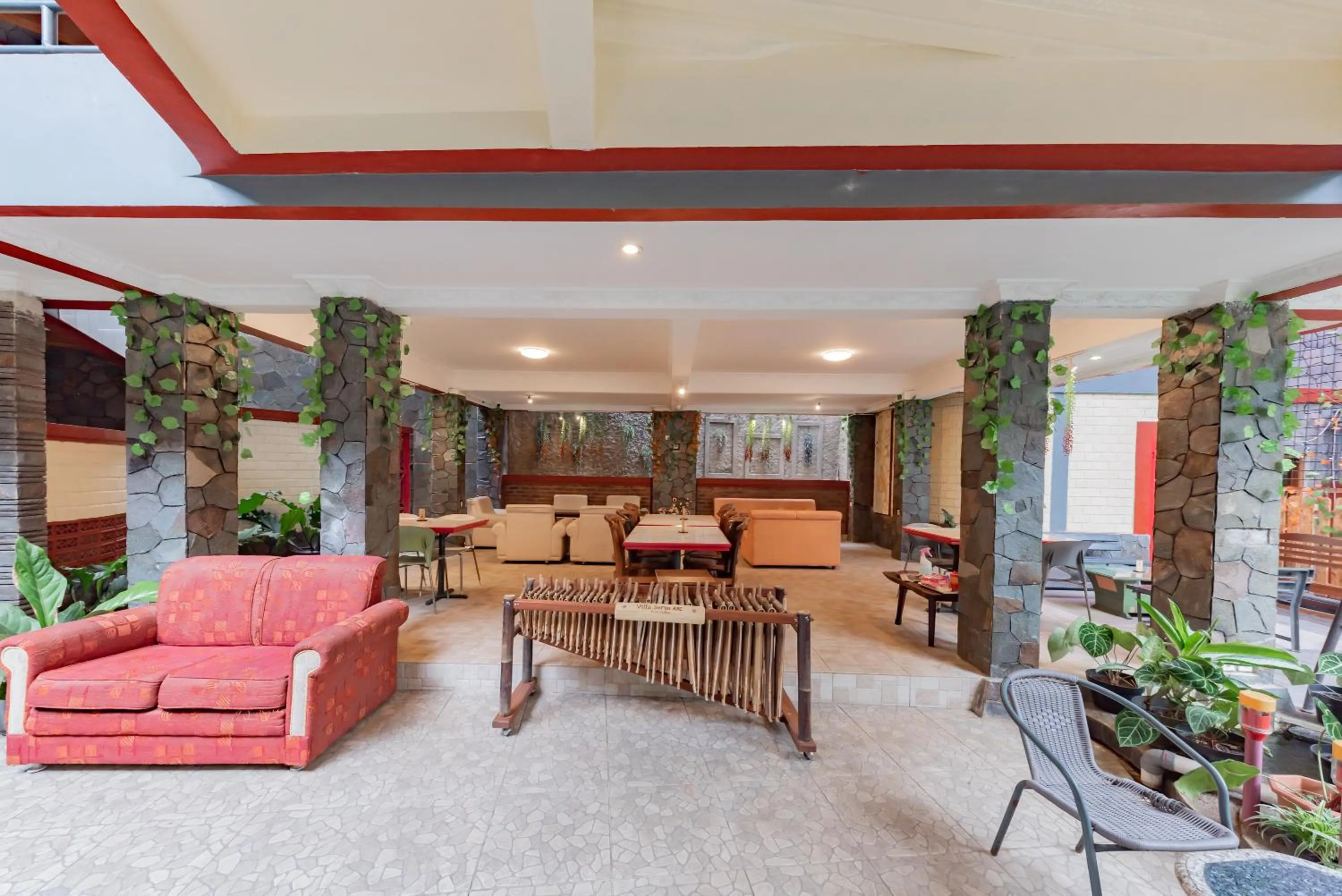 Lobby or reception in Urbanview Hotel Villa Surya Bandung