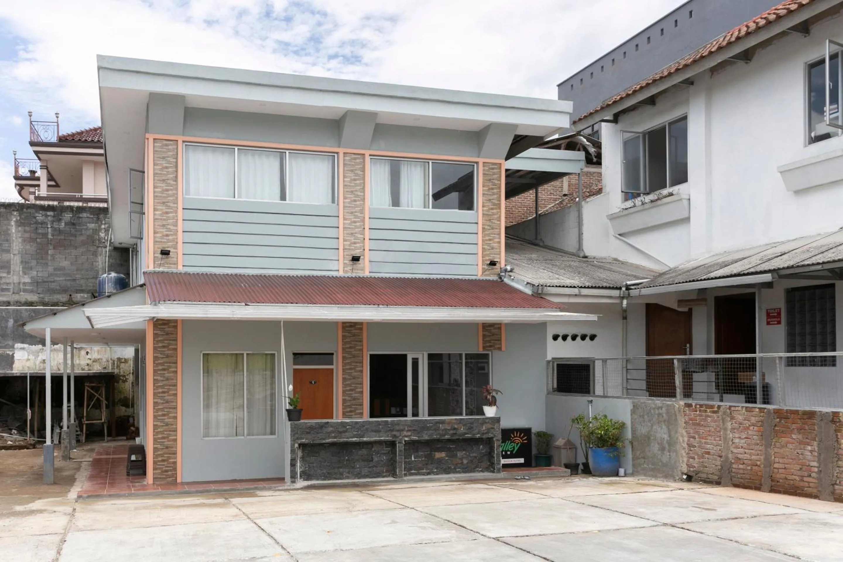 Facade/entrance in Collection O 3130 D'Valley View