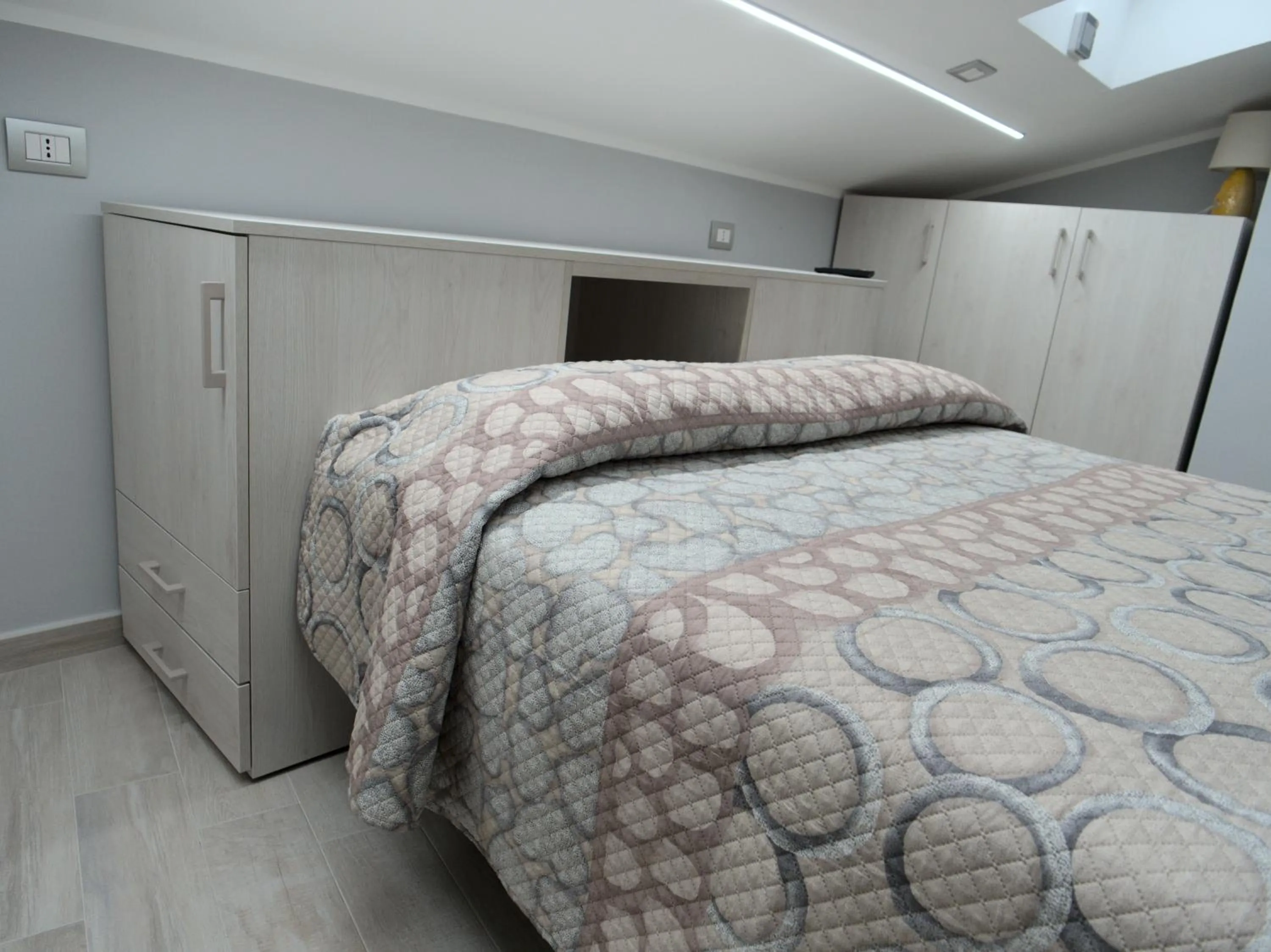 Photo of the whole room, Bed in DADA