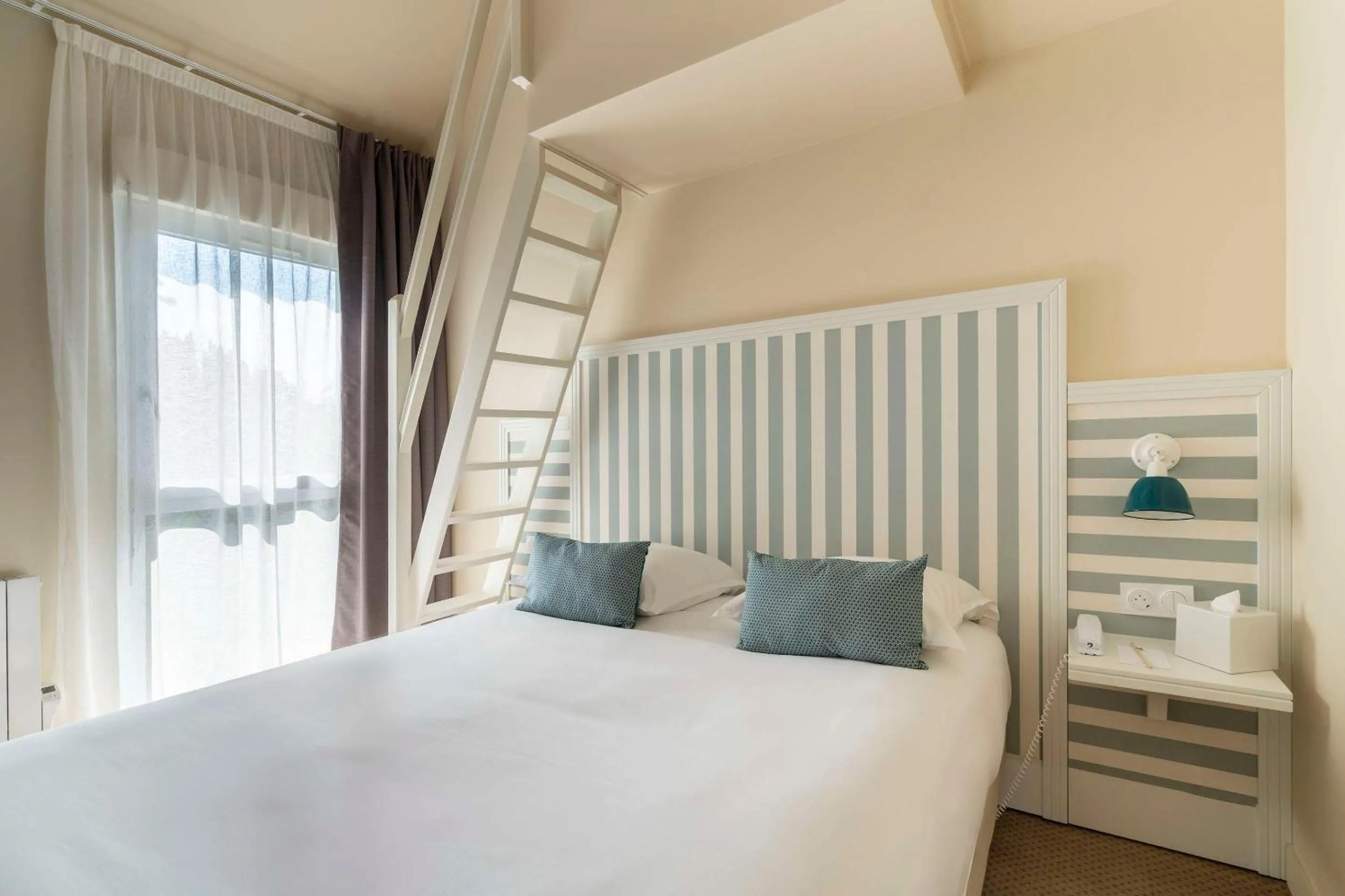 Bedroom, Bed in Hôtel Le Galion