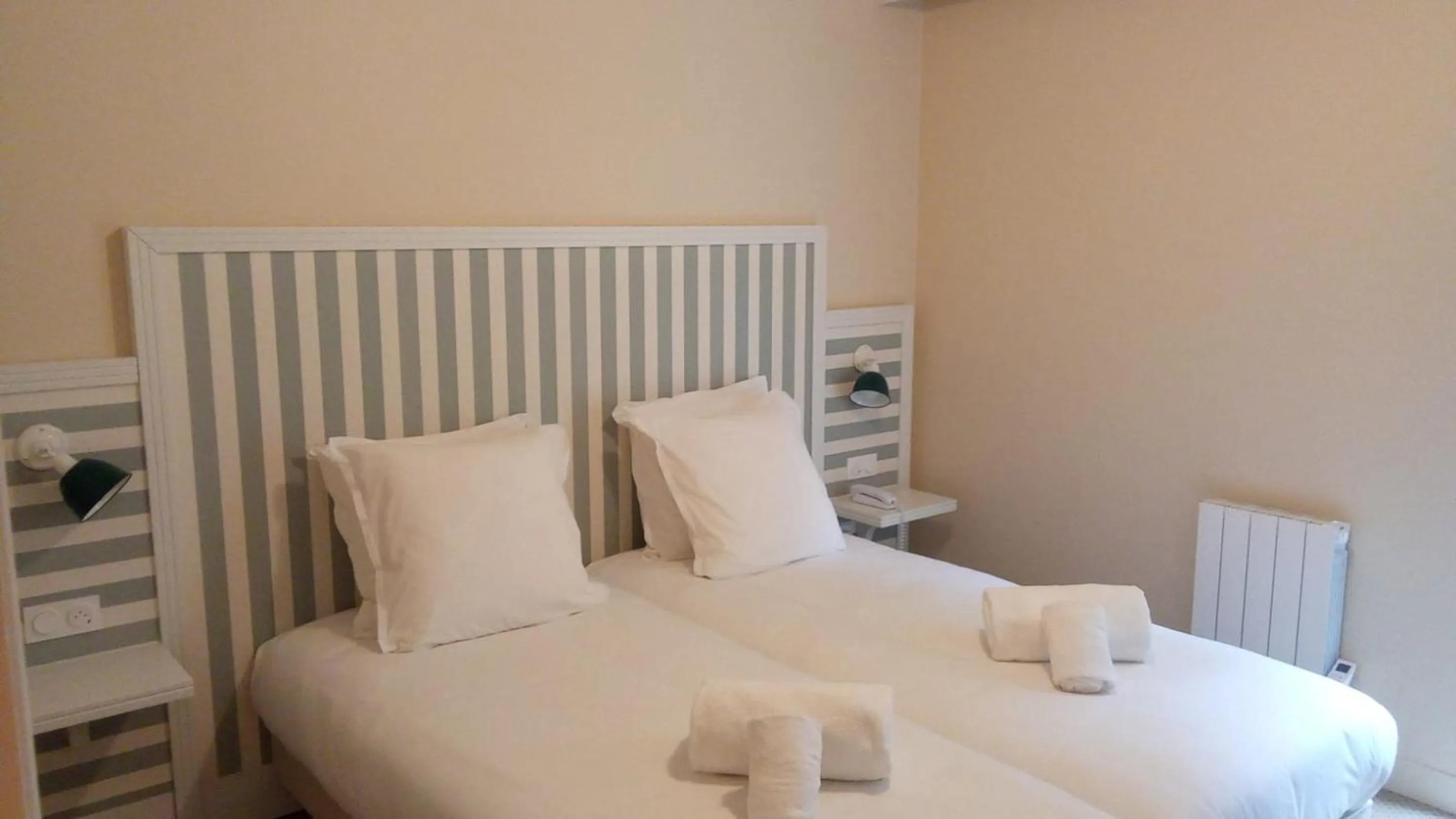 Bed in Hôtel Le Galion