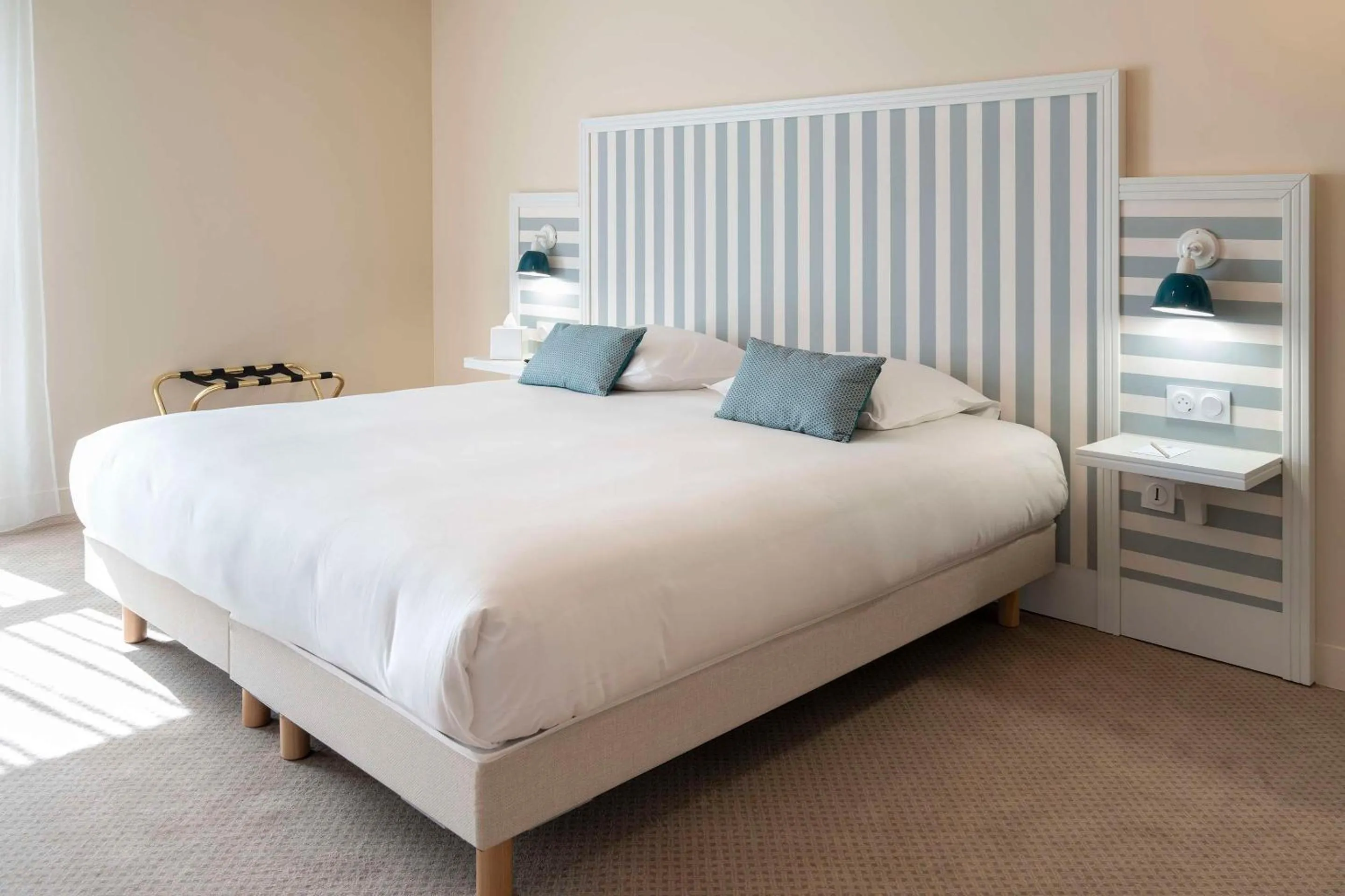 Bedroom, Bed in Hôtel Le Galion