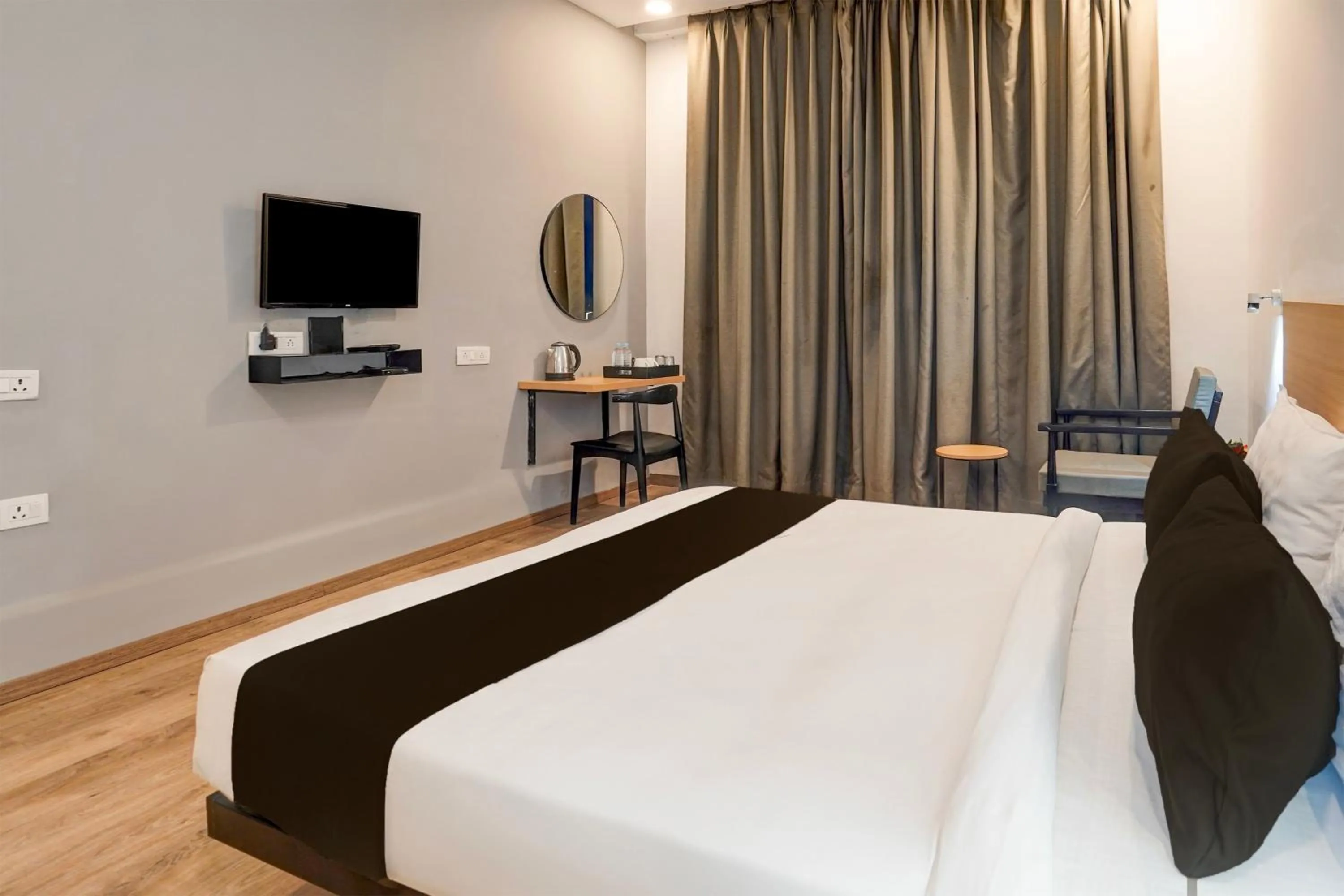 Bedroom, Bed in Super Townhouse Gomti Nagar Matiyari